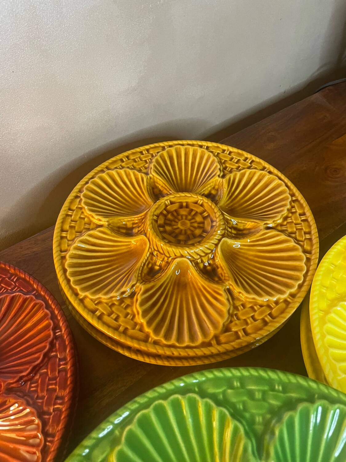 10 colorful oyster plates
