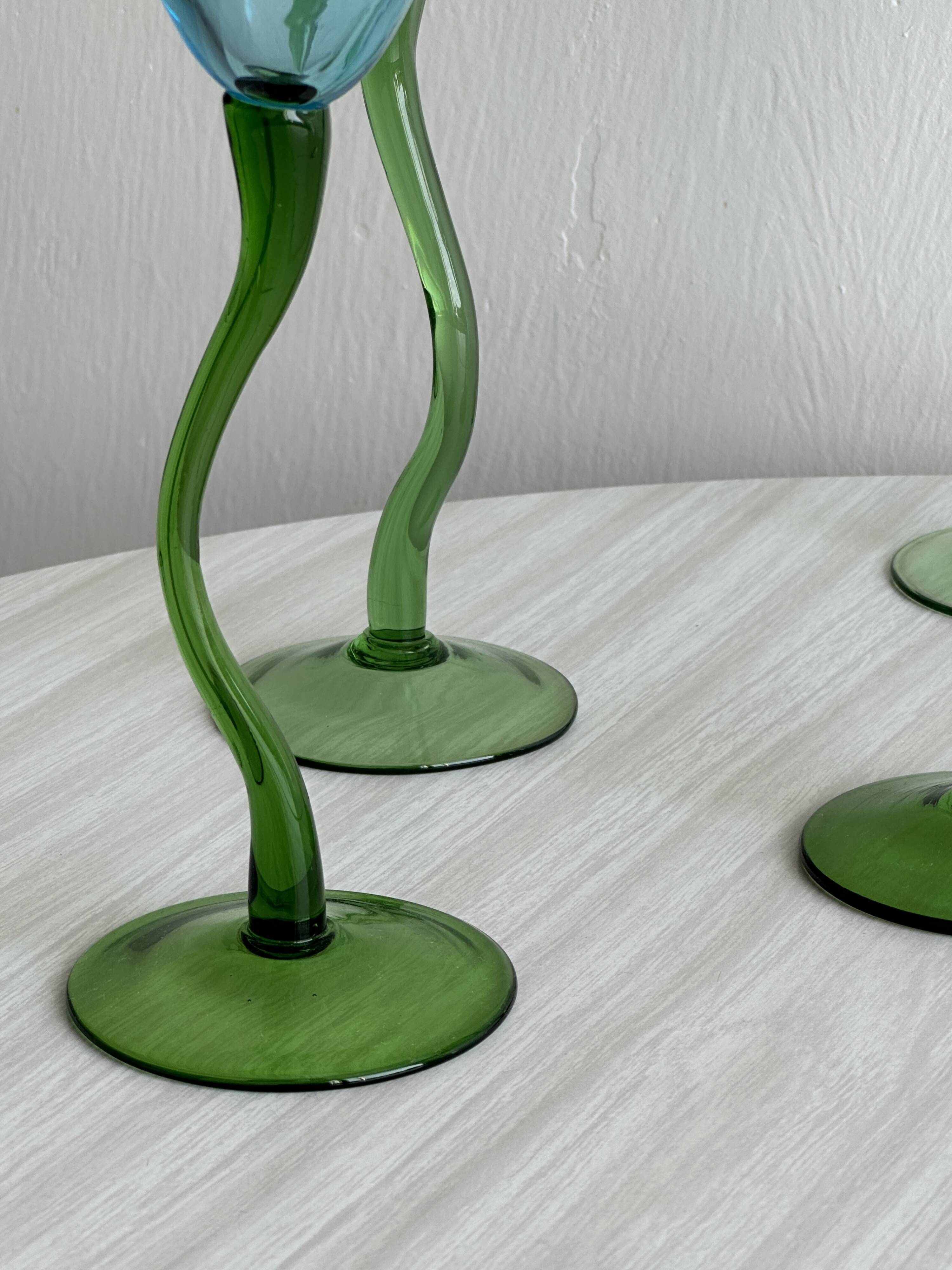 Ensemble de 4 verres à cocktail vintage aux pieds torsadés verts