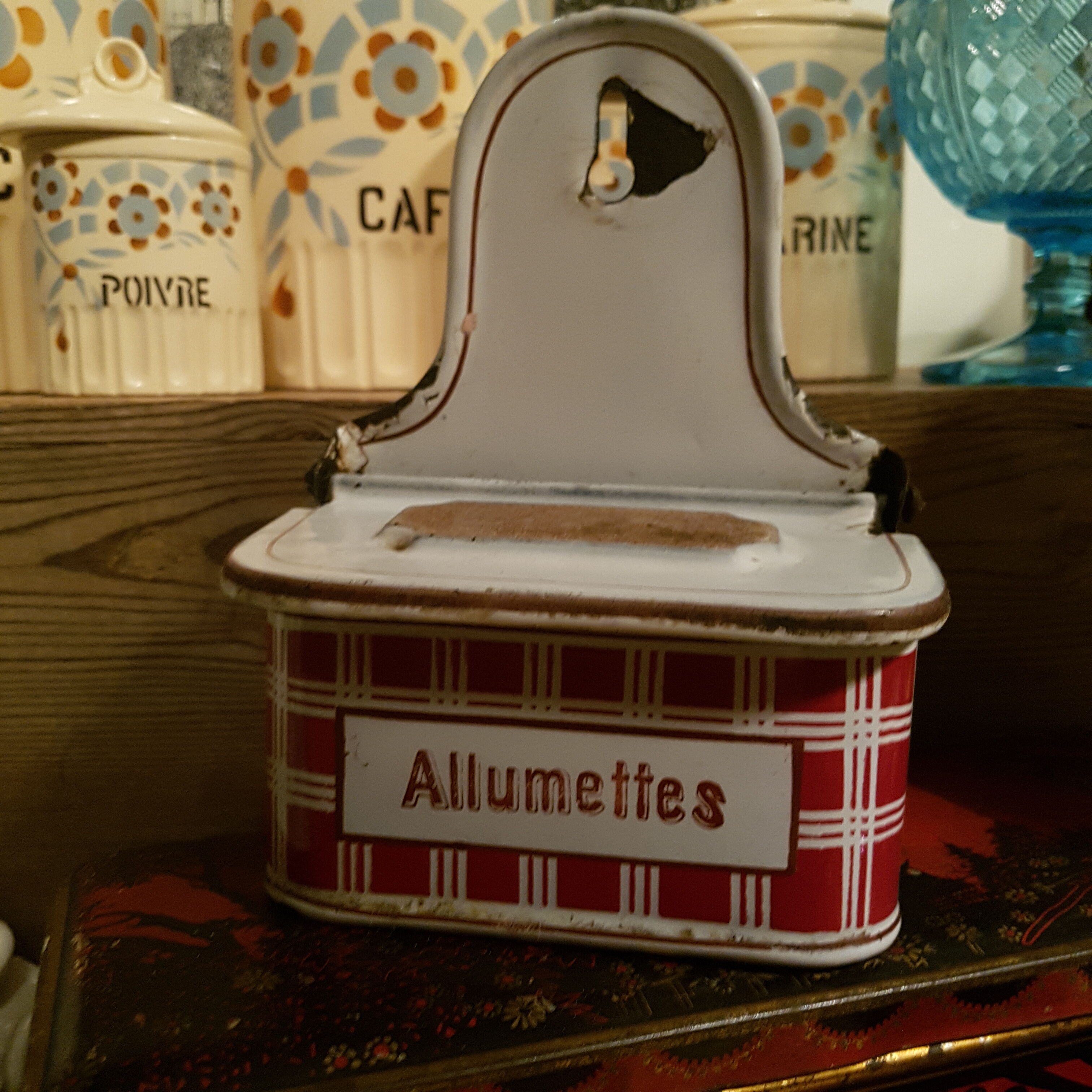 Enamelled sheet metal matchbox