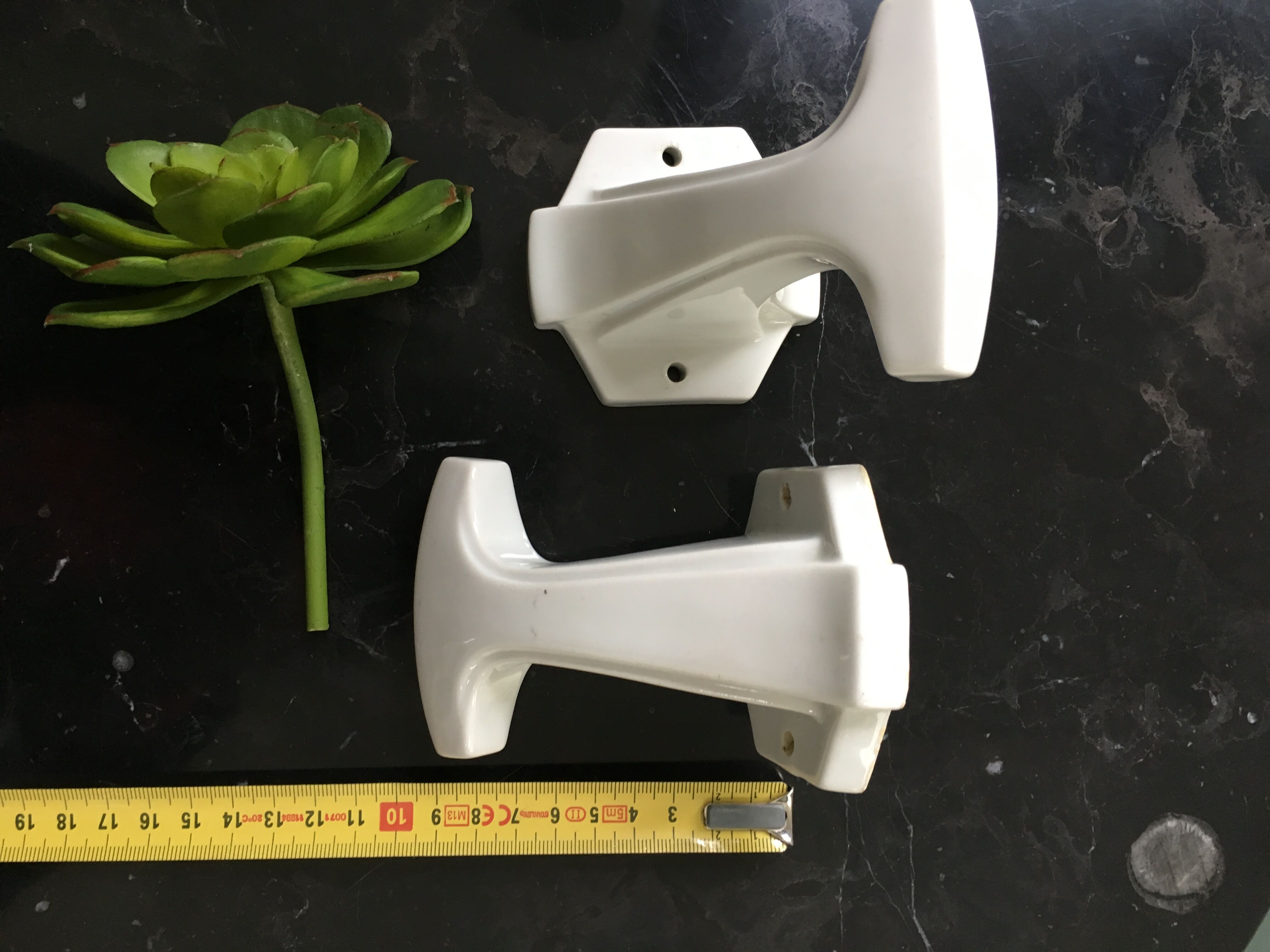 Lot de deux patères en porcelaine art déco