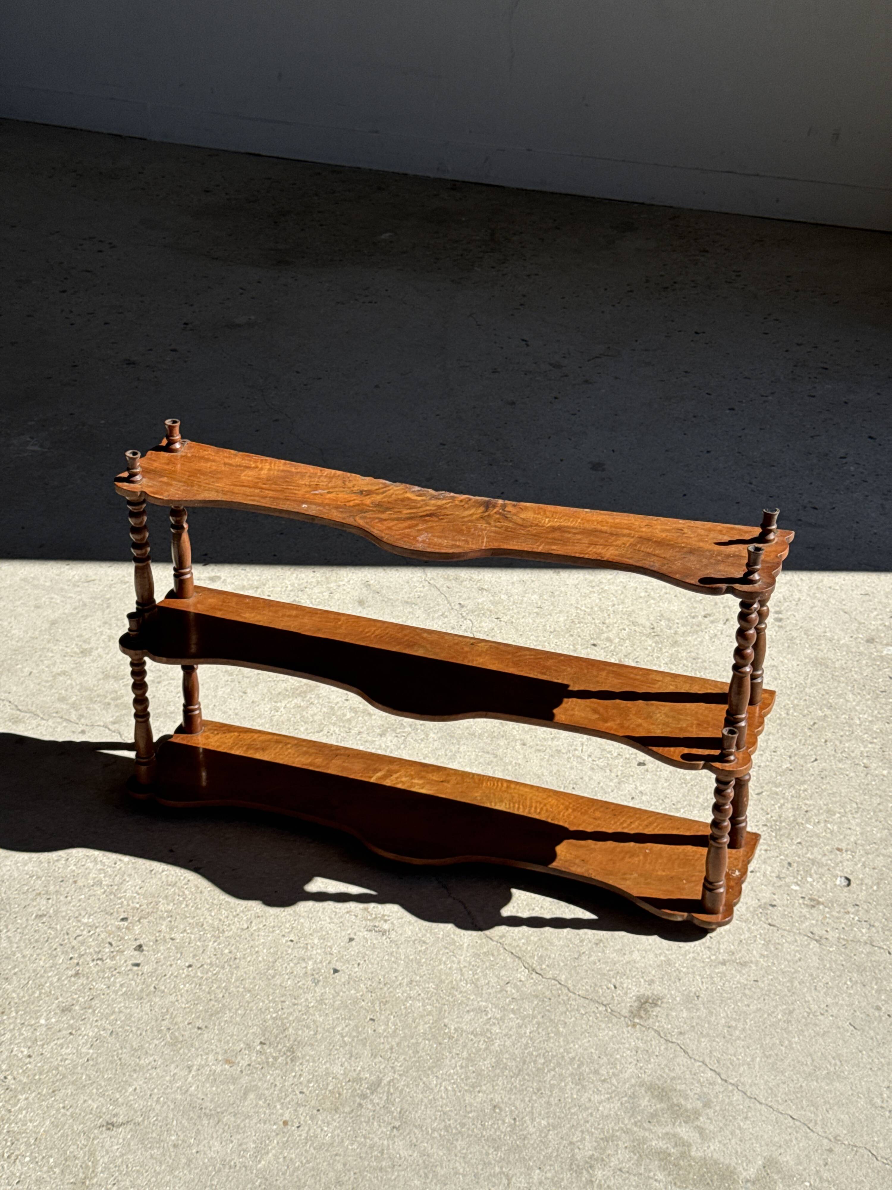 Petite étagère à trois niveaux en chêne H68 L41