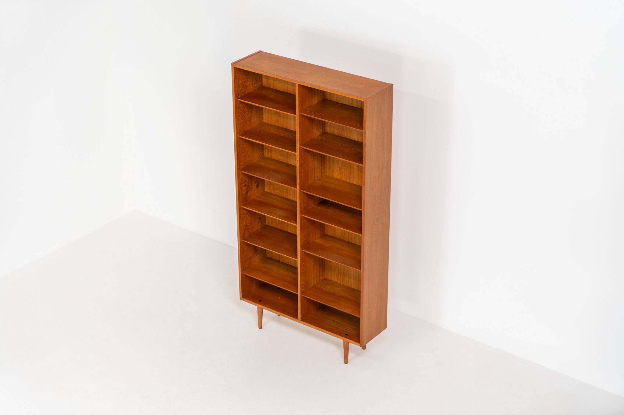 Bibliothèque du milieu du siècle par Poul Hundevad