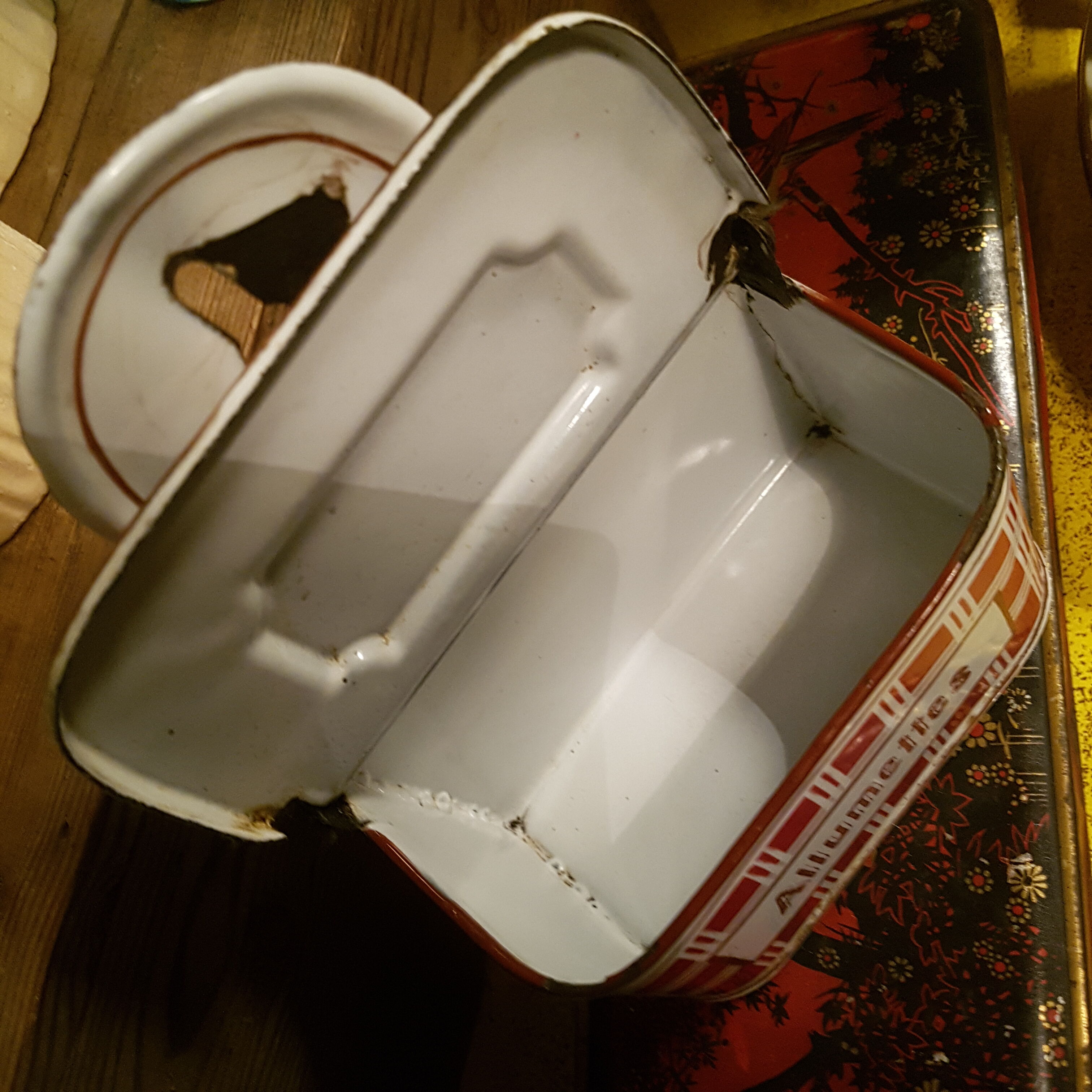 Enamelled sheet metal matchbox