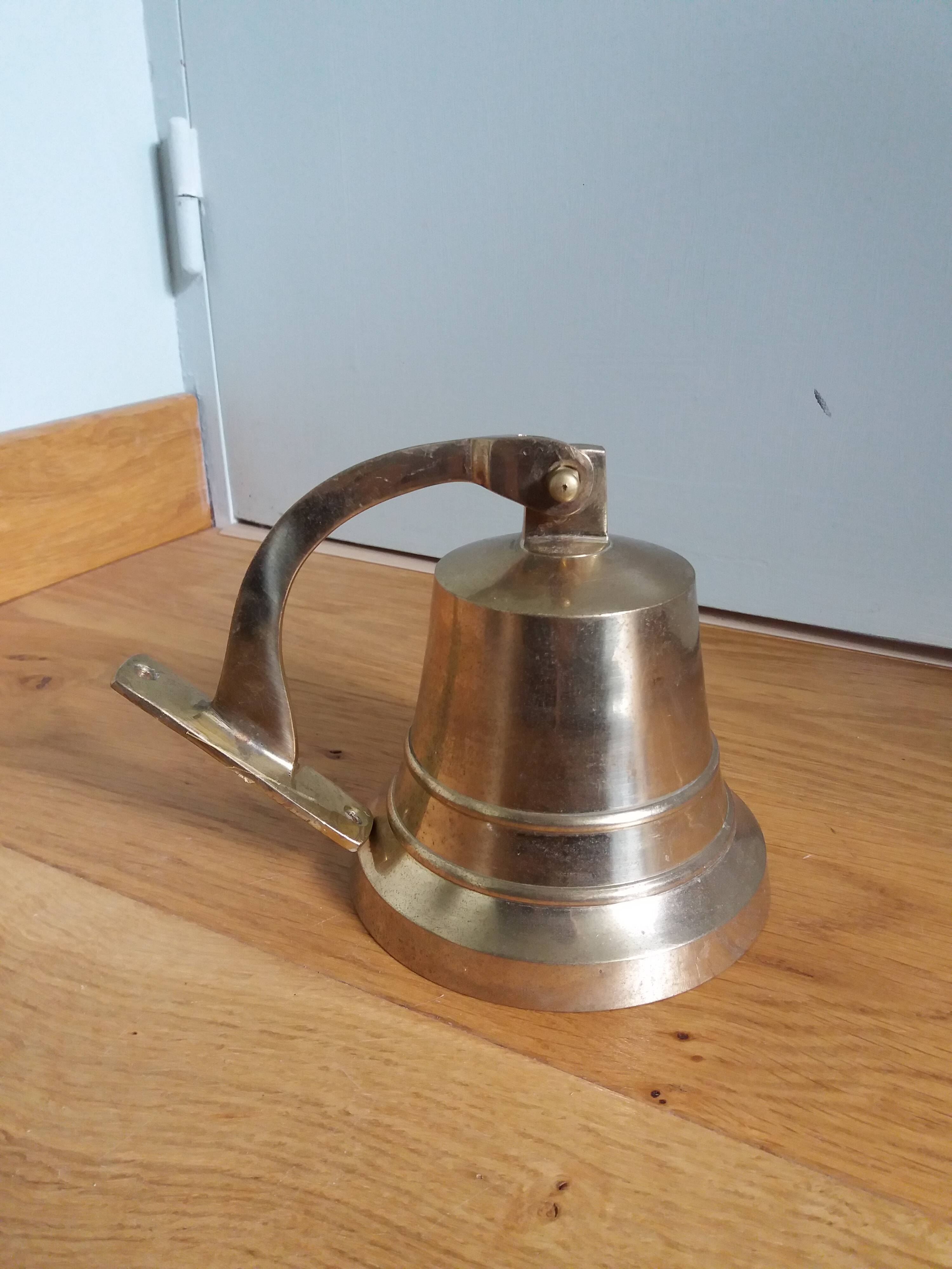 Wall entrance bell with bracket