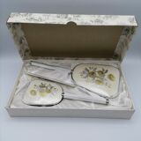 Ensemble Miroir à main, peigne et brosse.