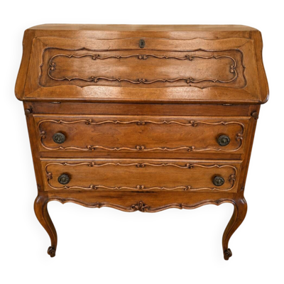 Secrétaire à abattant de style Louis XV en noyer, travail XXeme. (br)
