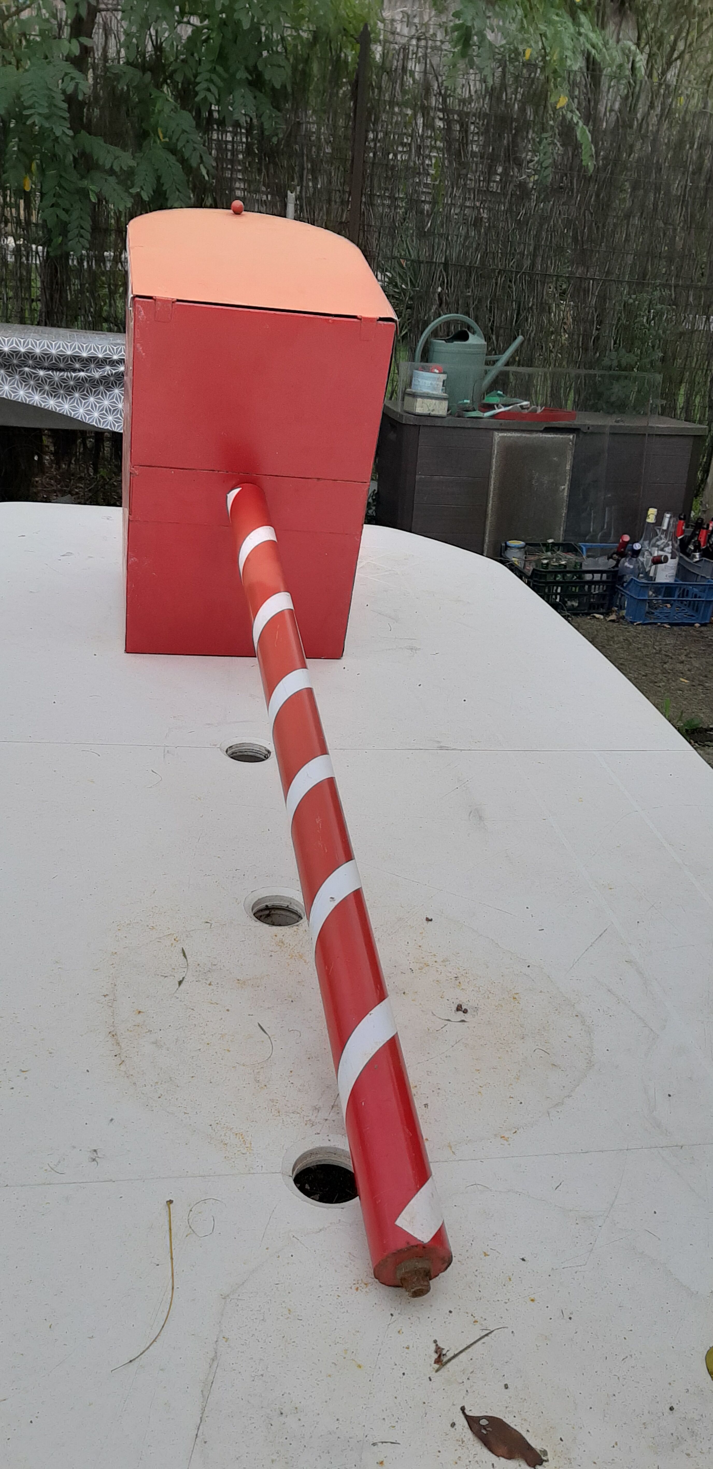 Mailbox us metal red