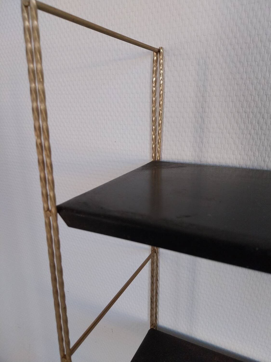 Metal string shelf