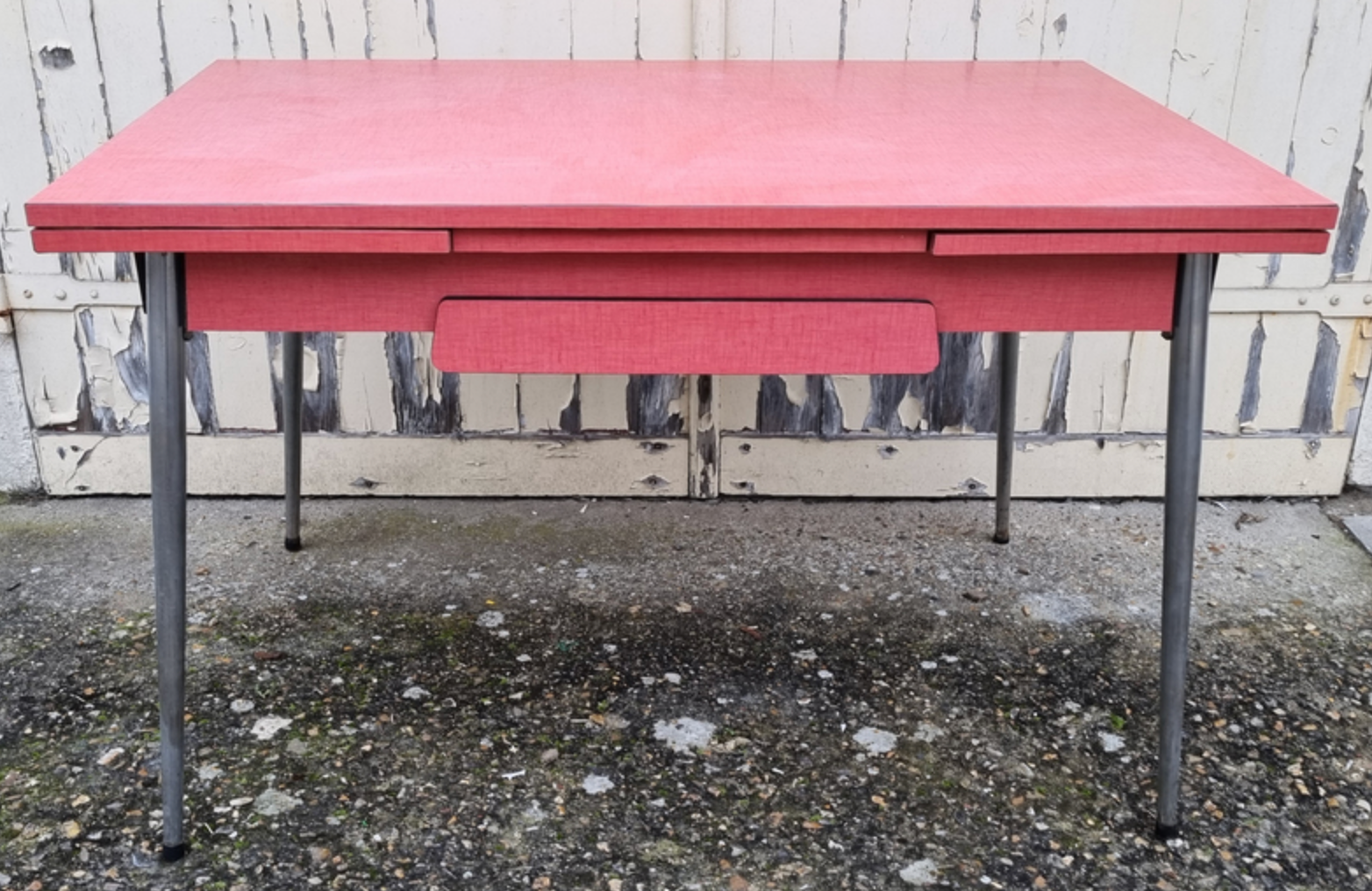 Red / pink formica table and its 4 chairs, vintage 70s.