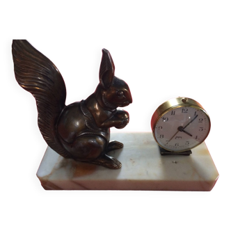 Horloge  ensemble d'un écureuil en bronze et d'un petit réveil JAPY