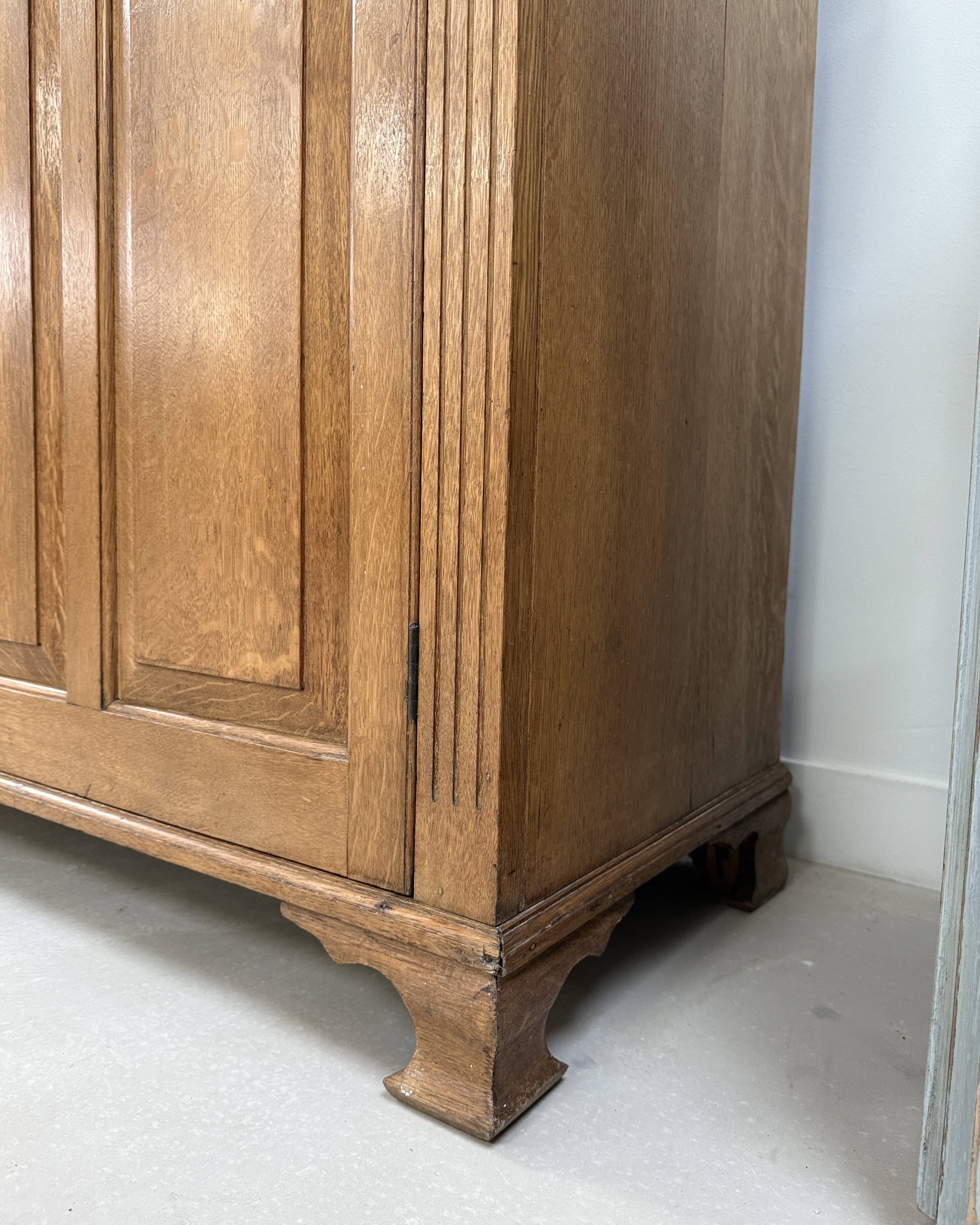 Large two-part display case (renovated)