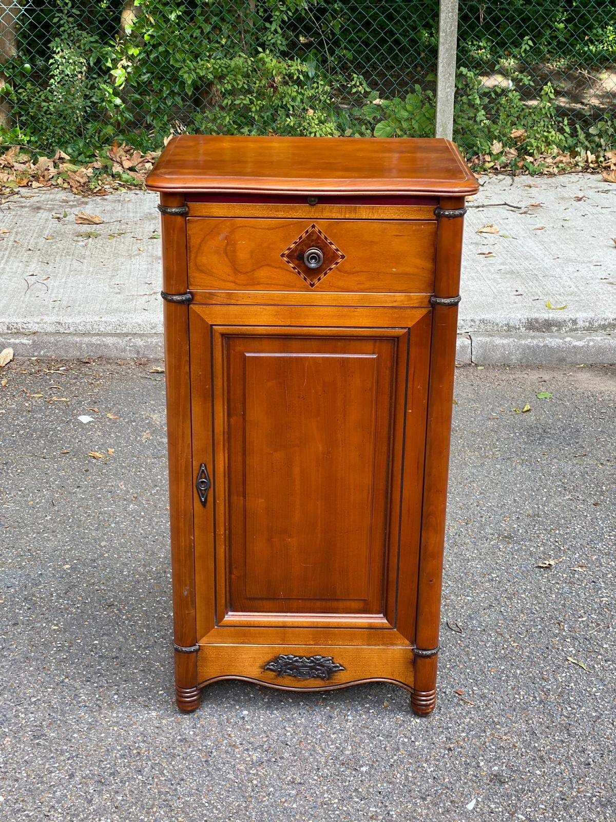 Commode, chevet en bois massif, 19ème siècle
