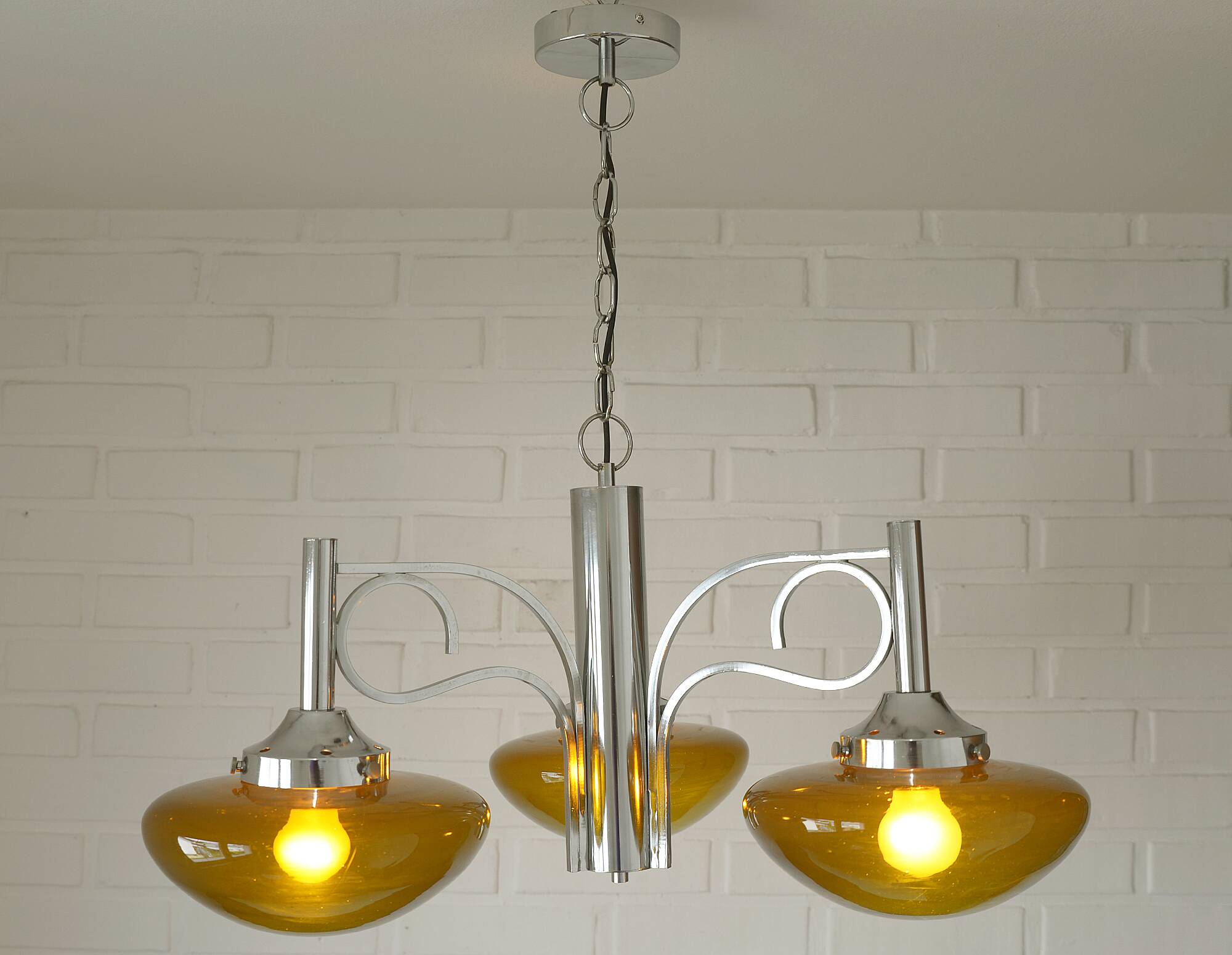 Lustre vintage en chrome, lampe suspendue en verre ambré moderne du milieu du siècle