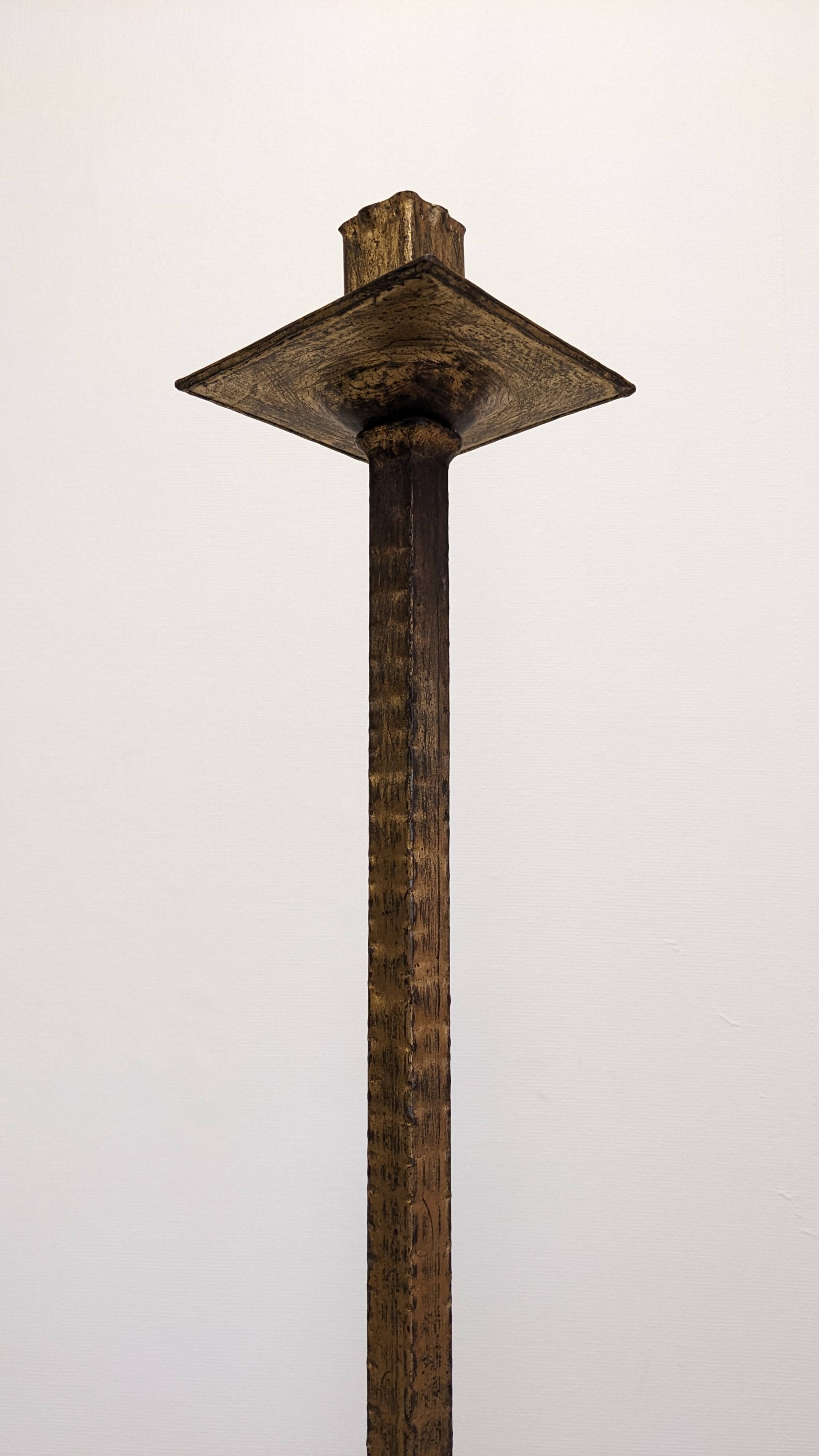 Bougeoir de sol brutaliste en acier martelé doré années 60/70