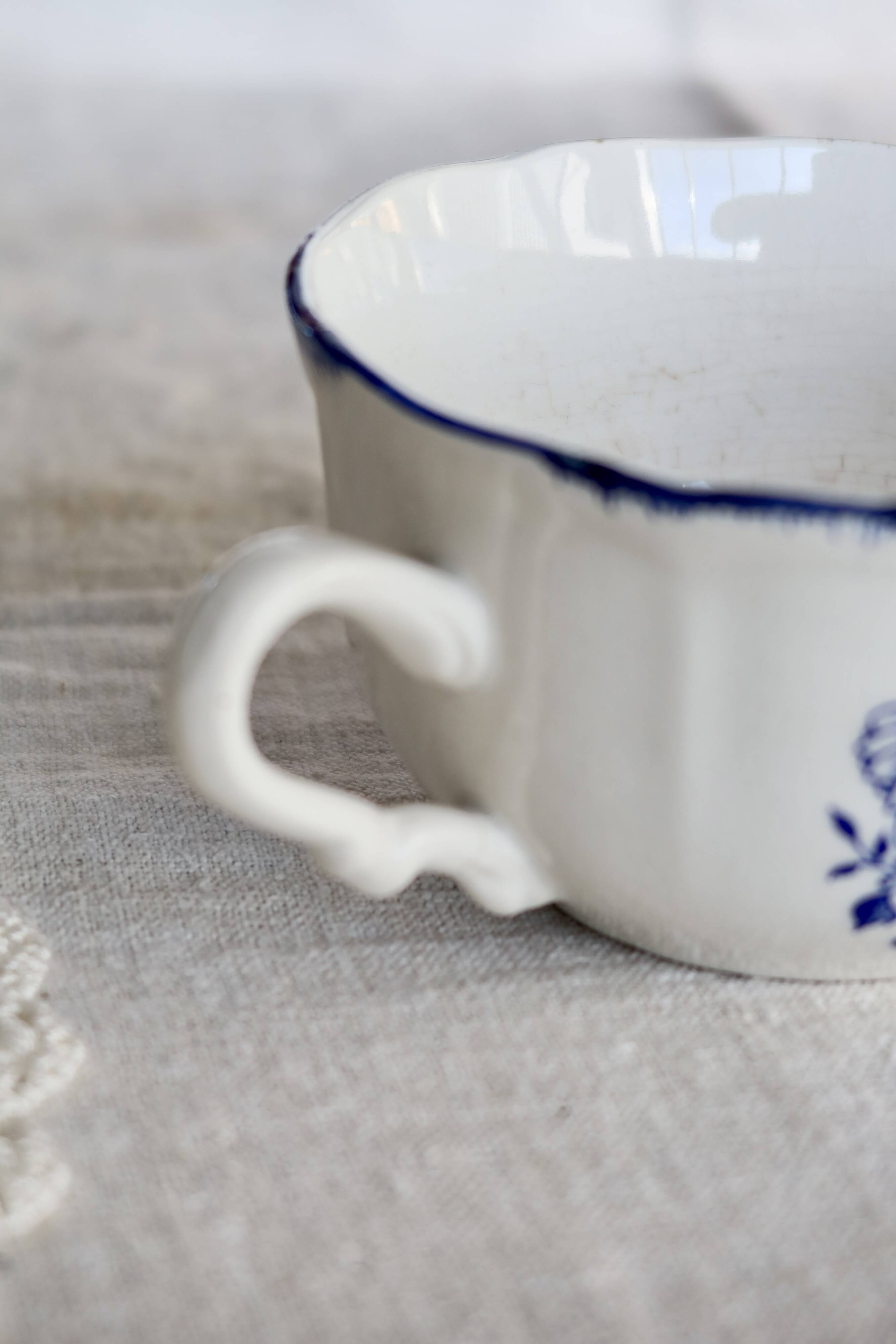 Antique Lancaster cup in white earthenware with blue decoration