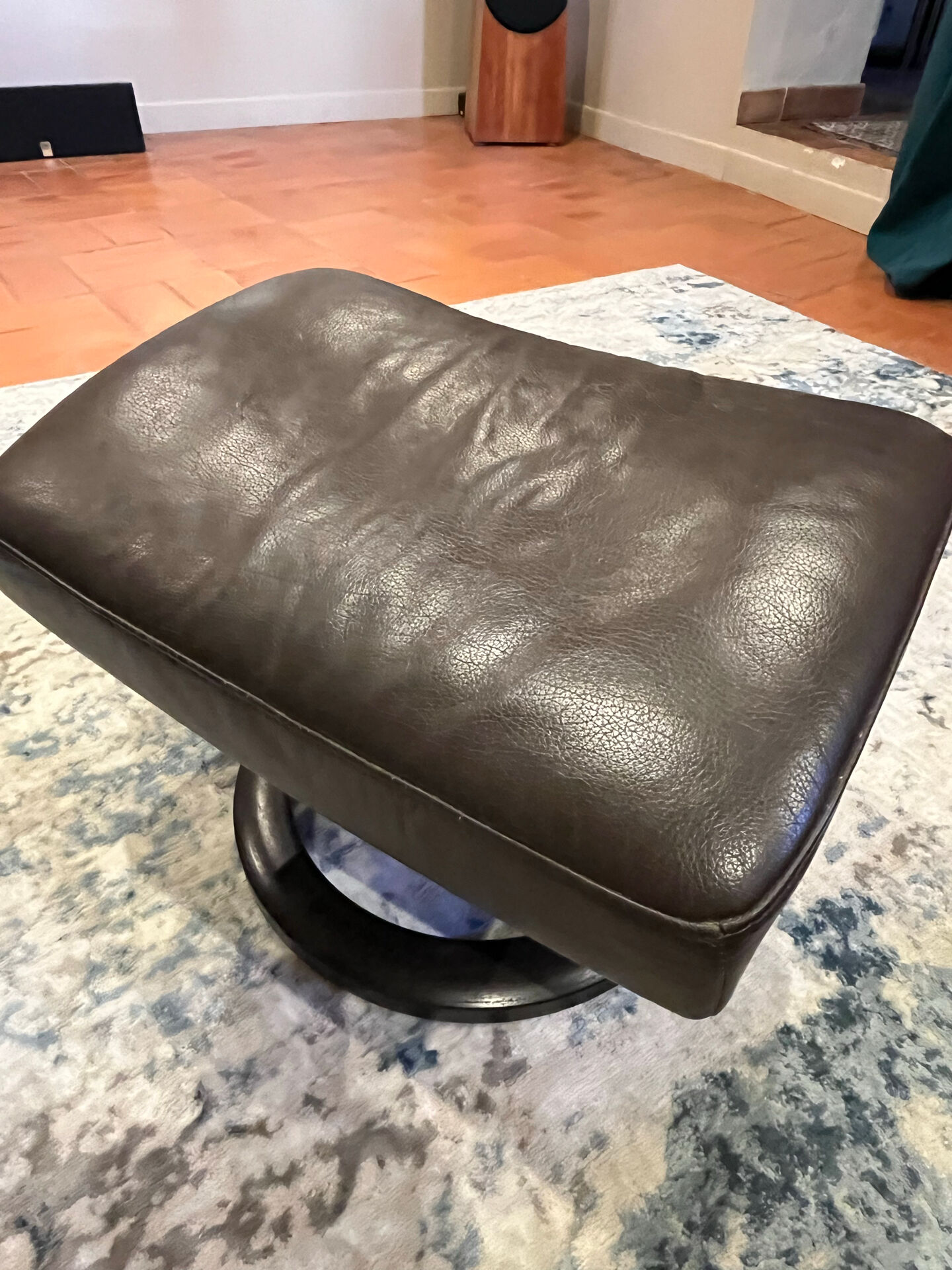 2-seater Stressless sofa with its footrest.