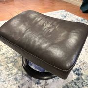 2-seater Stressless sofa with its footrest.