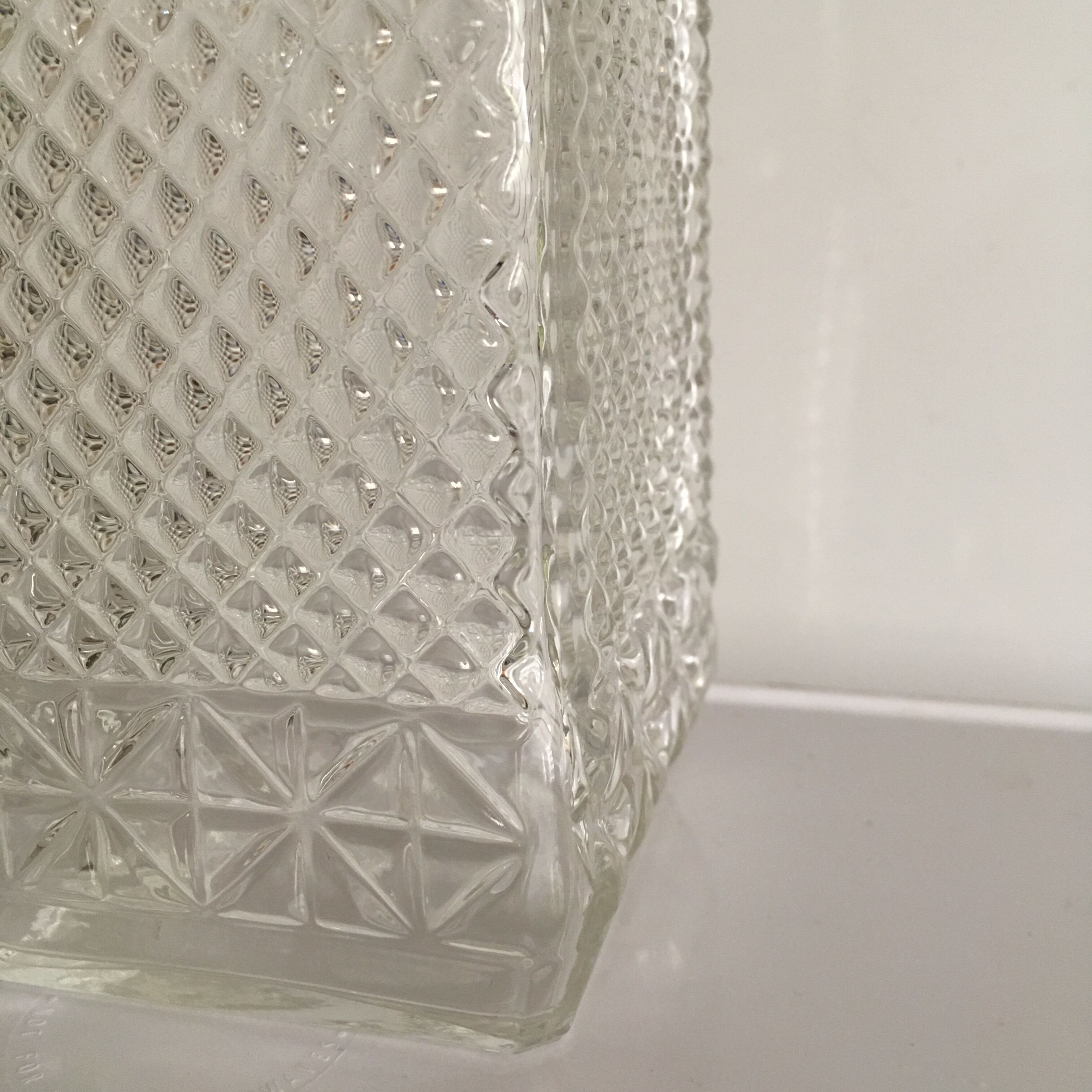Bouteille de whisky en verre ciselé