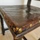 Chaise de salle à manger en cuir antique des années 1930 : base en bois sculpté, détails en métal