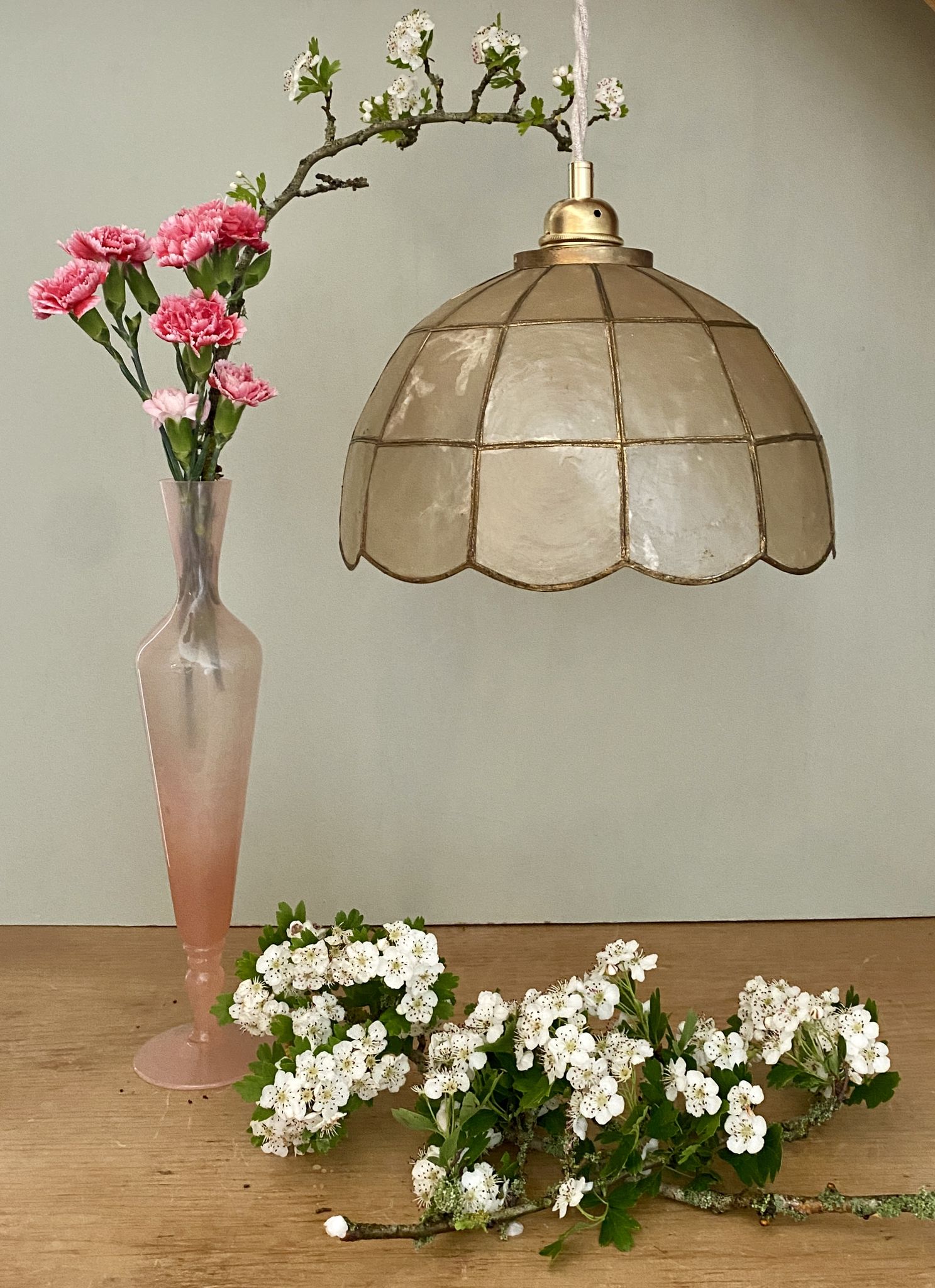 Vintage suspension lamp in mother-of-pearl and brass