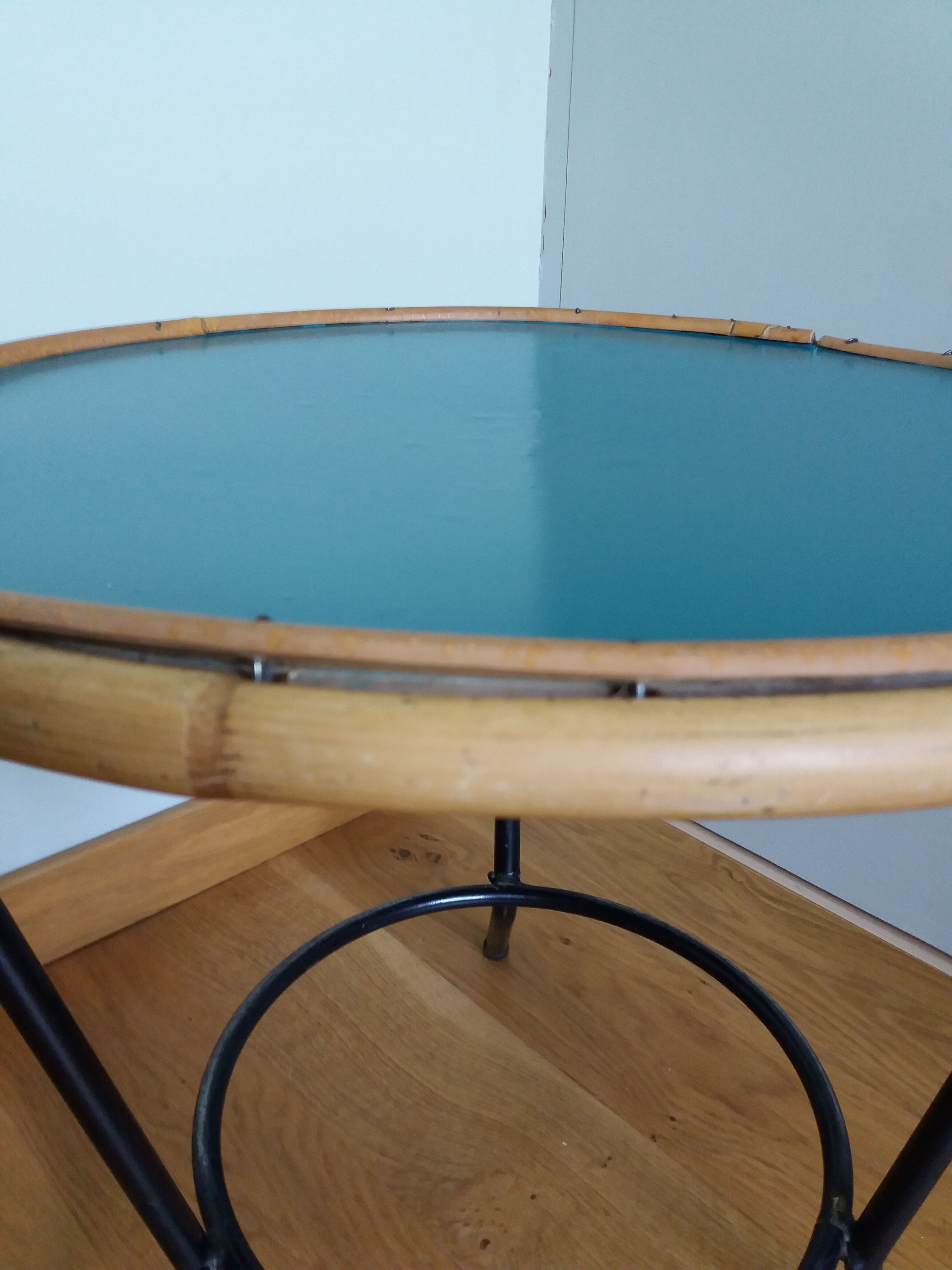 Table basse ronde en rotin et métal revisitée