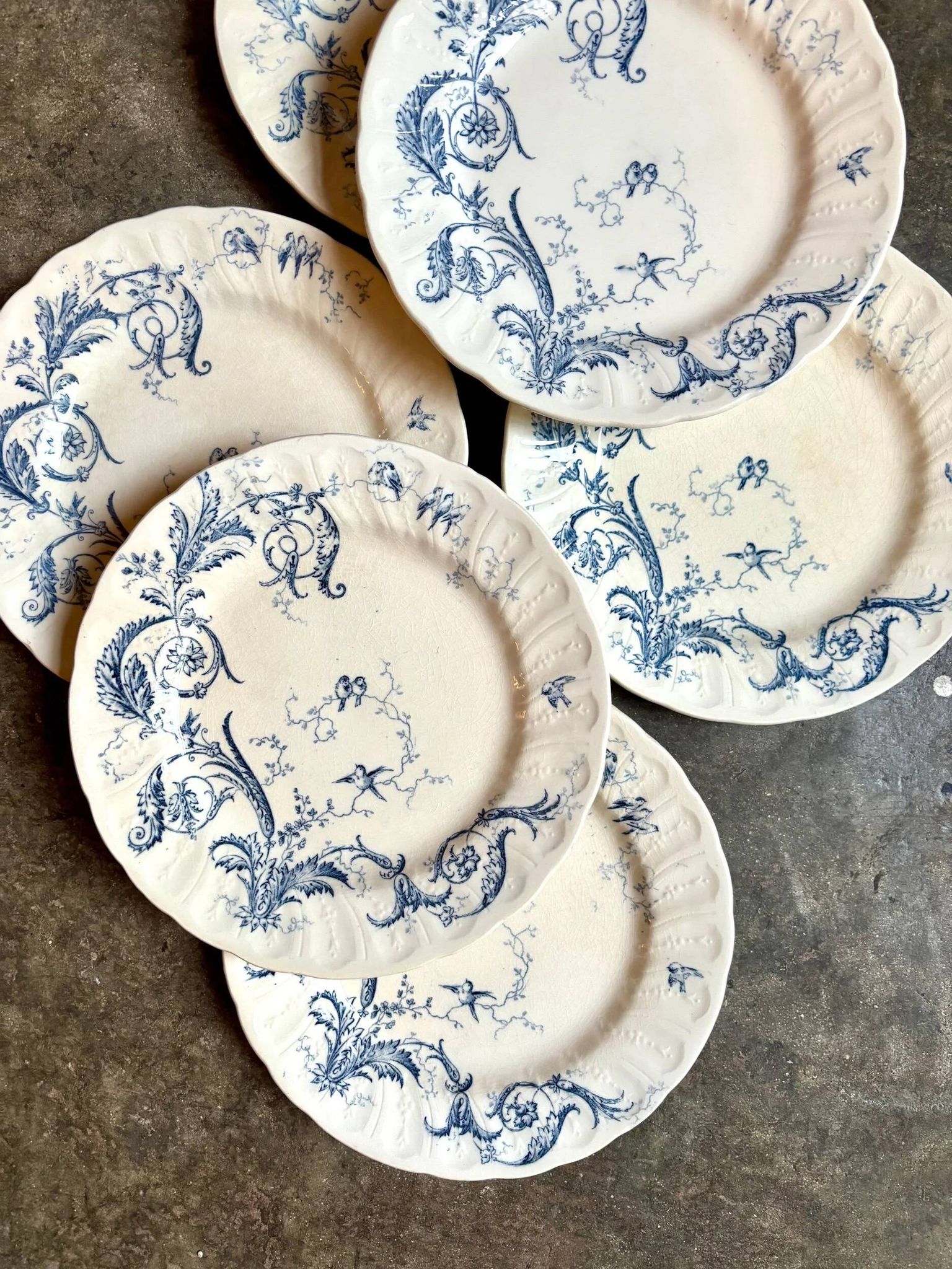 6 assiettes plates Gien en terre de fer, service "Rinceaux" n°1