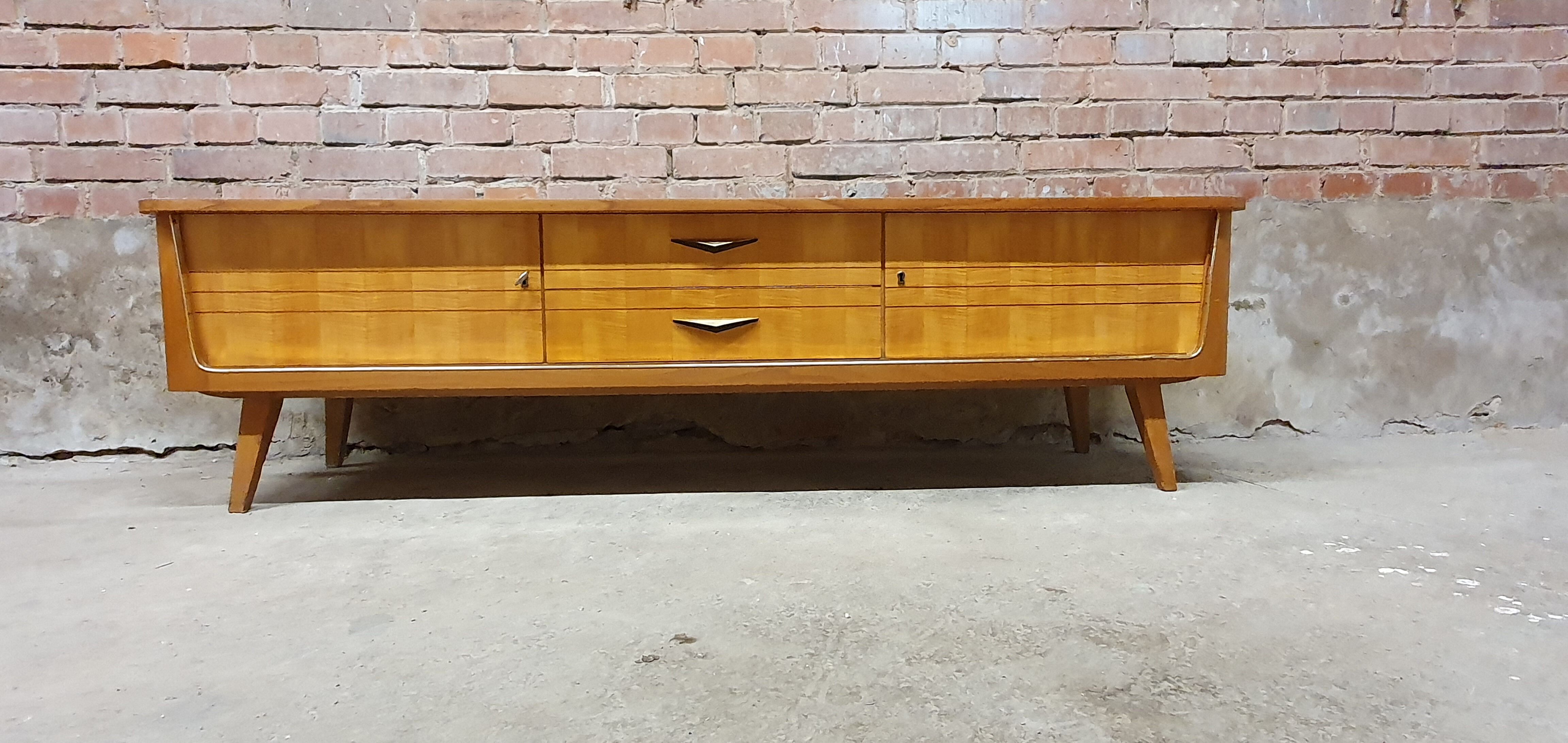 Lowborard row of the 60s"