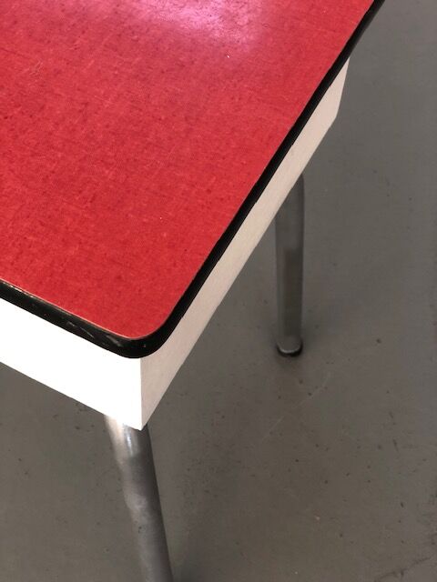 Tabouret coffre formica rouge