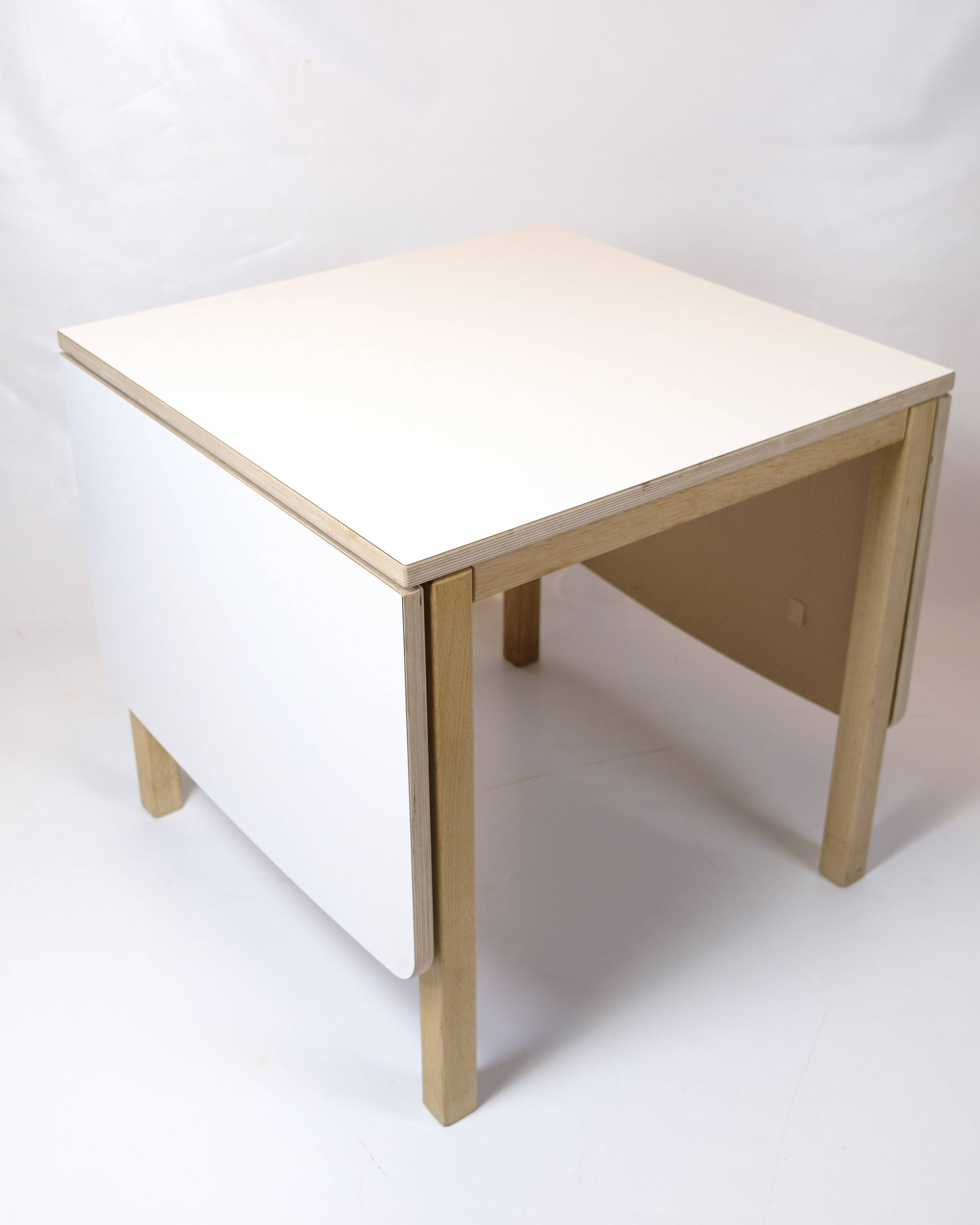 Table with drop leaves - Model 517 - White laminate top - Oak - Haslev Møbelsnedkeri