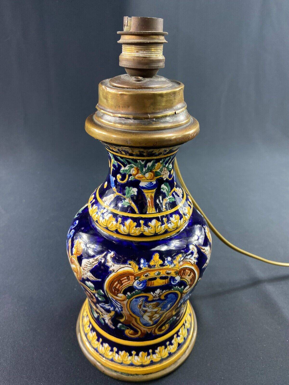 Lampe à pétrole de forme violonée en faïence de Gien XIXe décor Renaissance