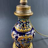 Lampe à pétrole de forme violonée en faïence de Gien XIXe décor Renaissance
