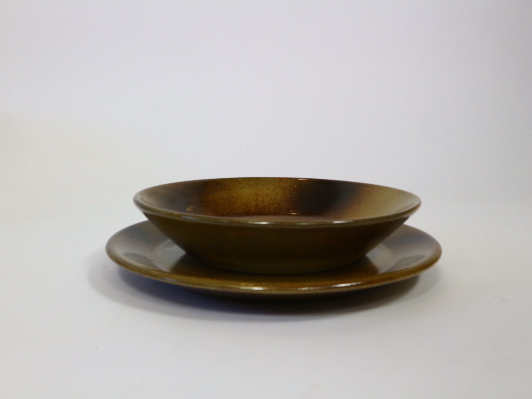 Vintage service plates and serving trays, 39 pieces, silk-screened.