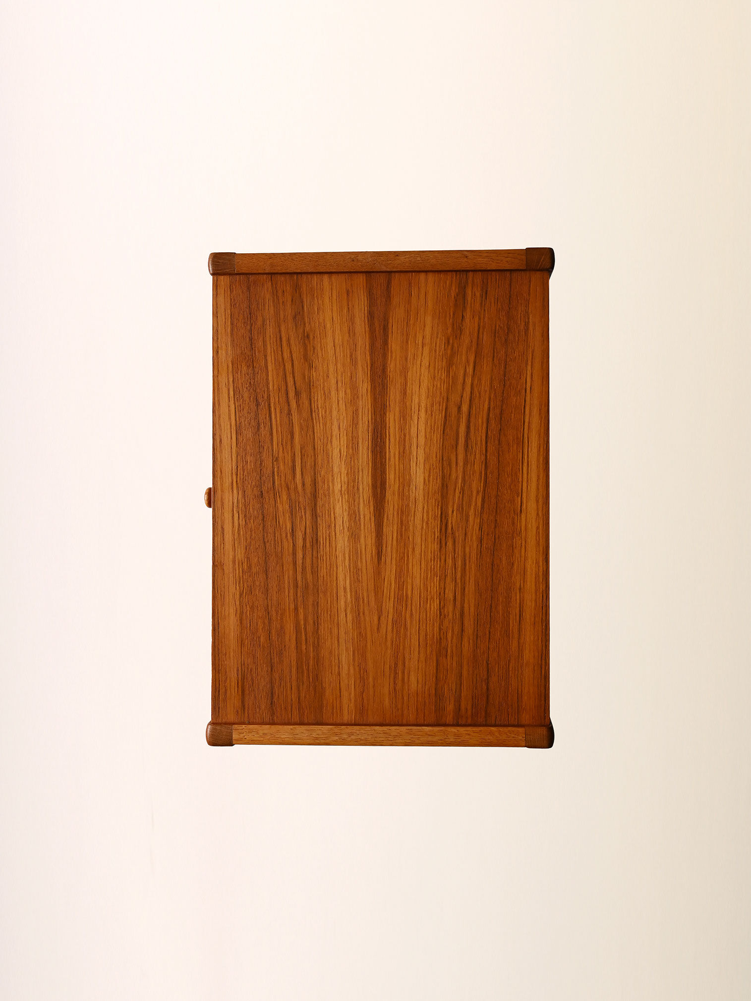 Table de chevet scandinave vintage en teck avec étagère