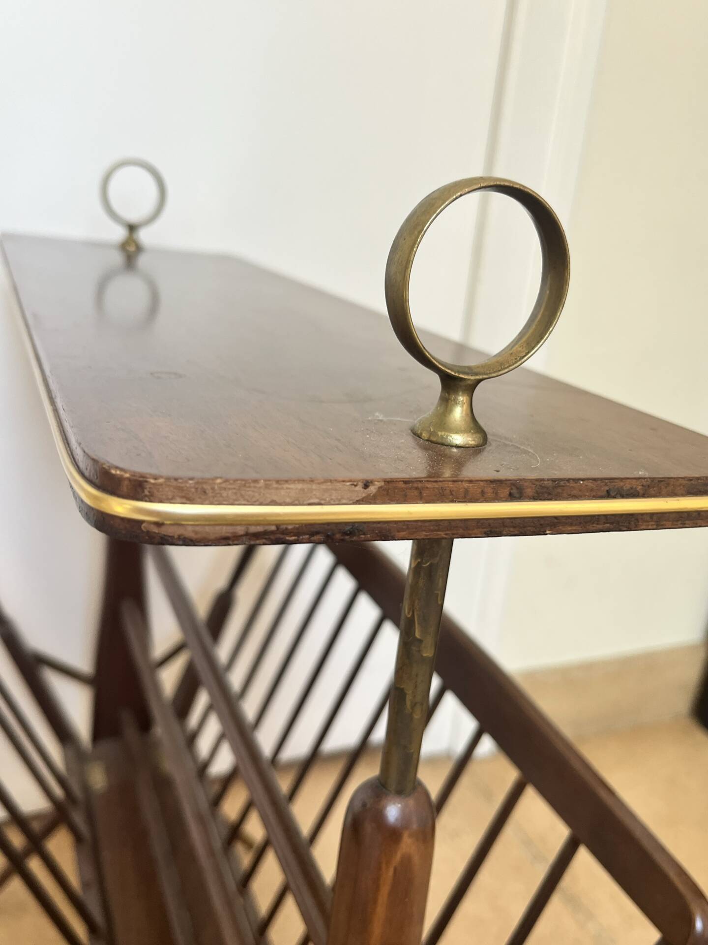 Folding magazine rack with shelf
