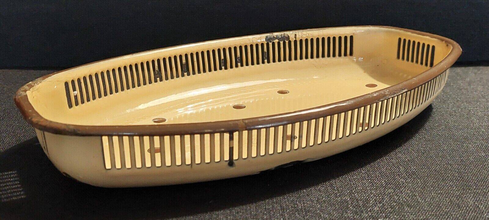 Bread basket in enameled sheet metal with brown dots, first half of the 20th century