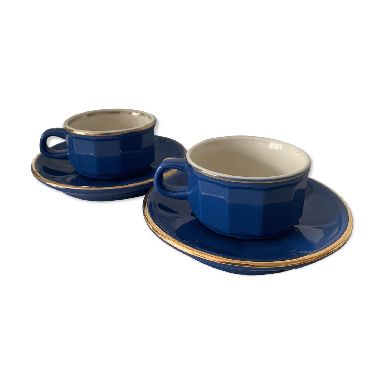 2 coffee cups and saucers