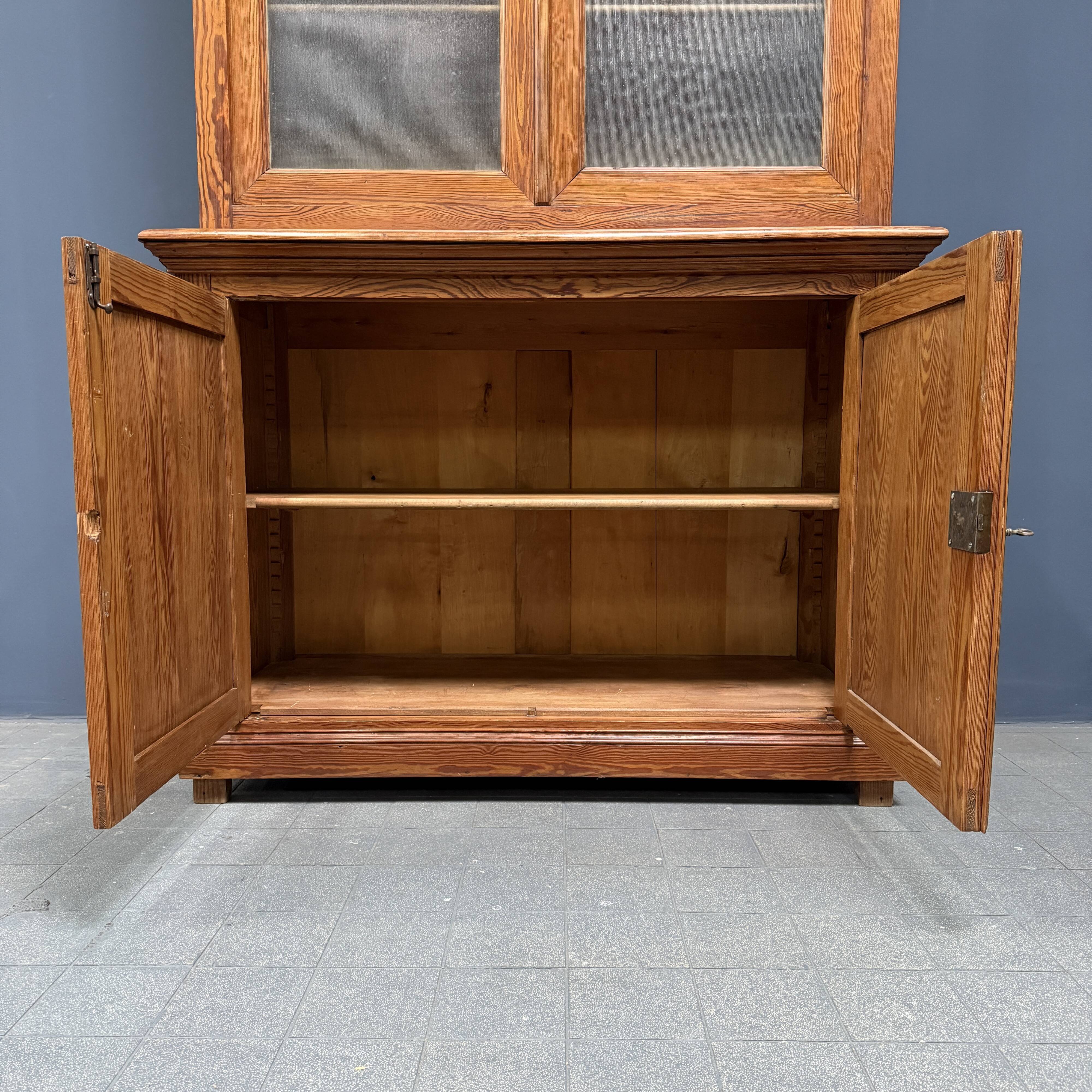 Armoire d'école en pin belge avec vitres nervurées