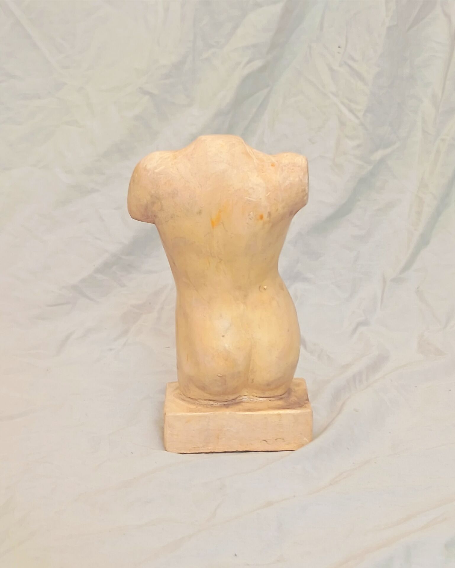 Sculpture en pierre de torse féminin