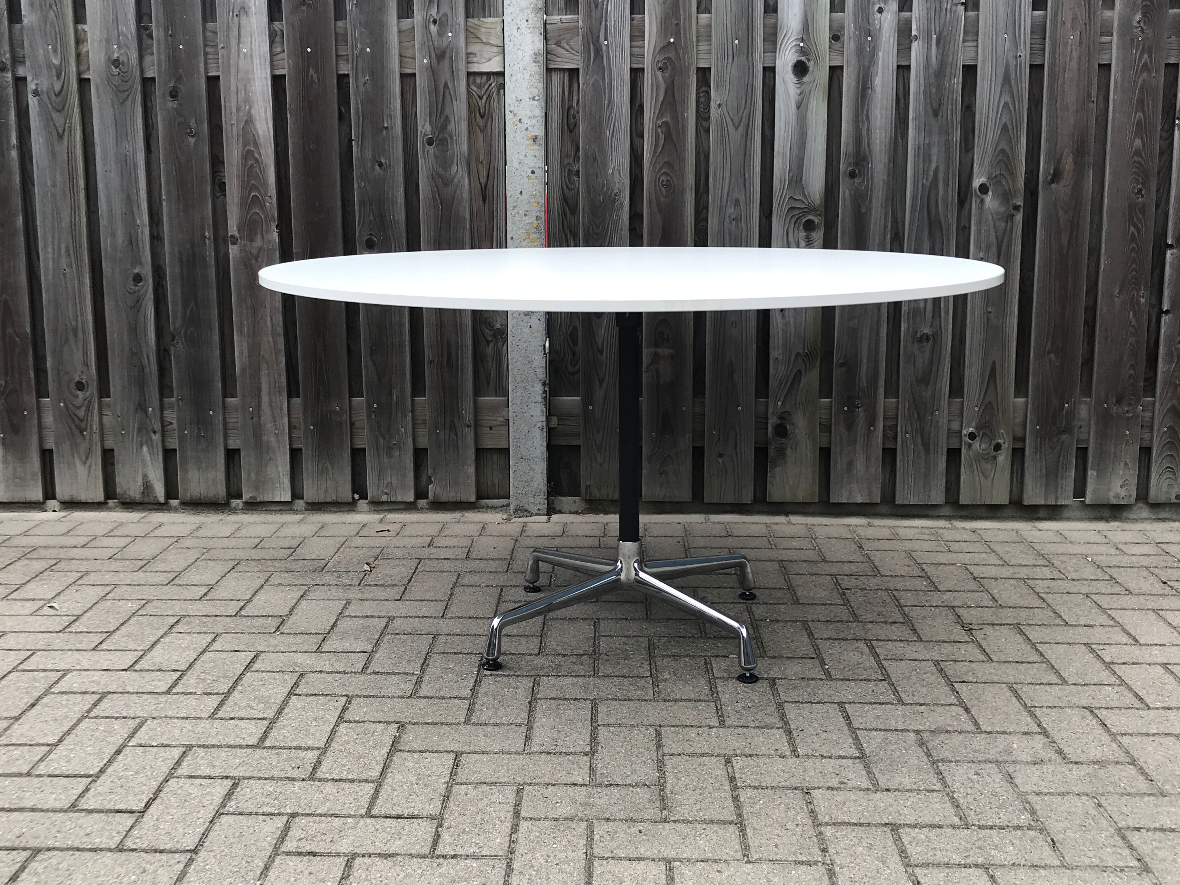 Round dining table by Charles & Ray Eames for Vitra 1980