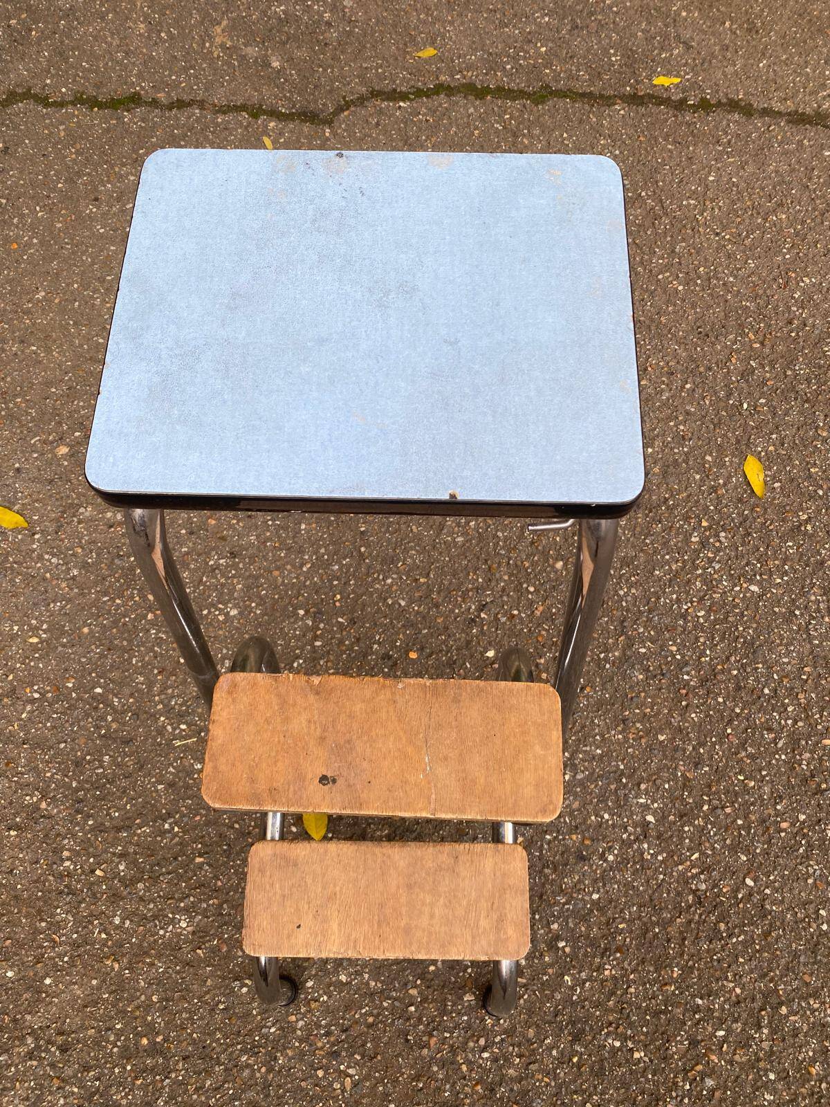 Tabouret escabeau pliable en formica bleu