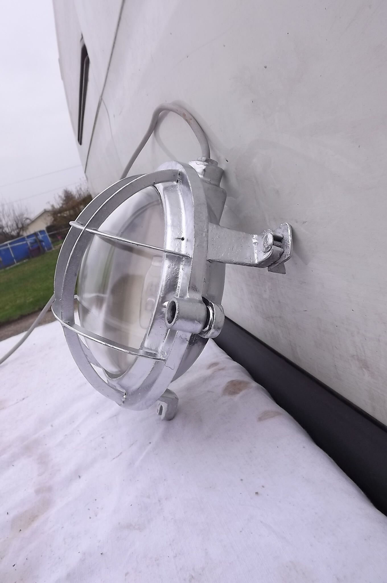 Light industrial cast outside