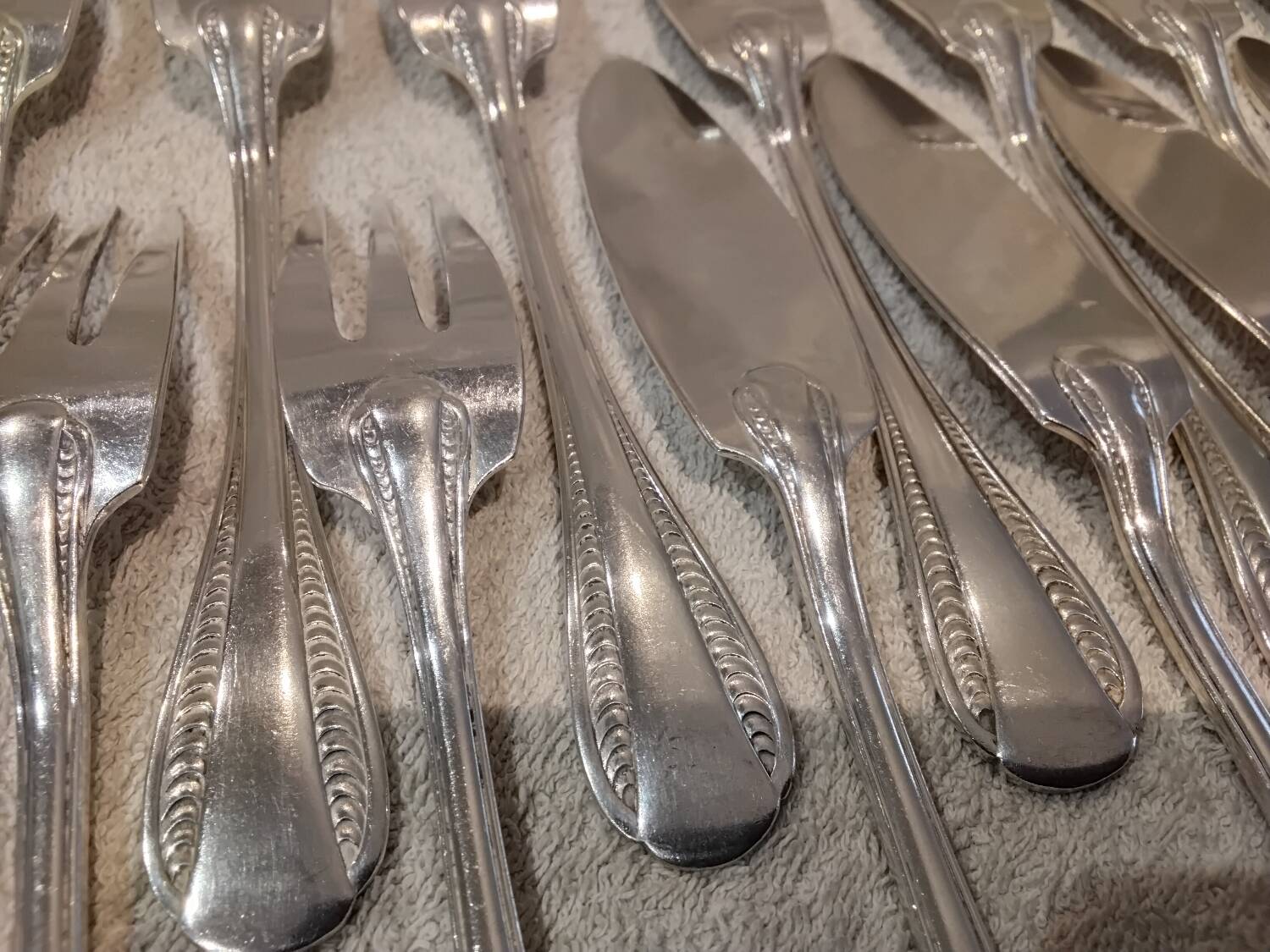 11 silver-plated fish forks and 11 fish knives by silversmith Ercuis Nil