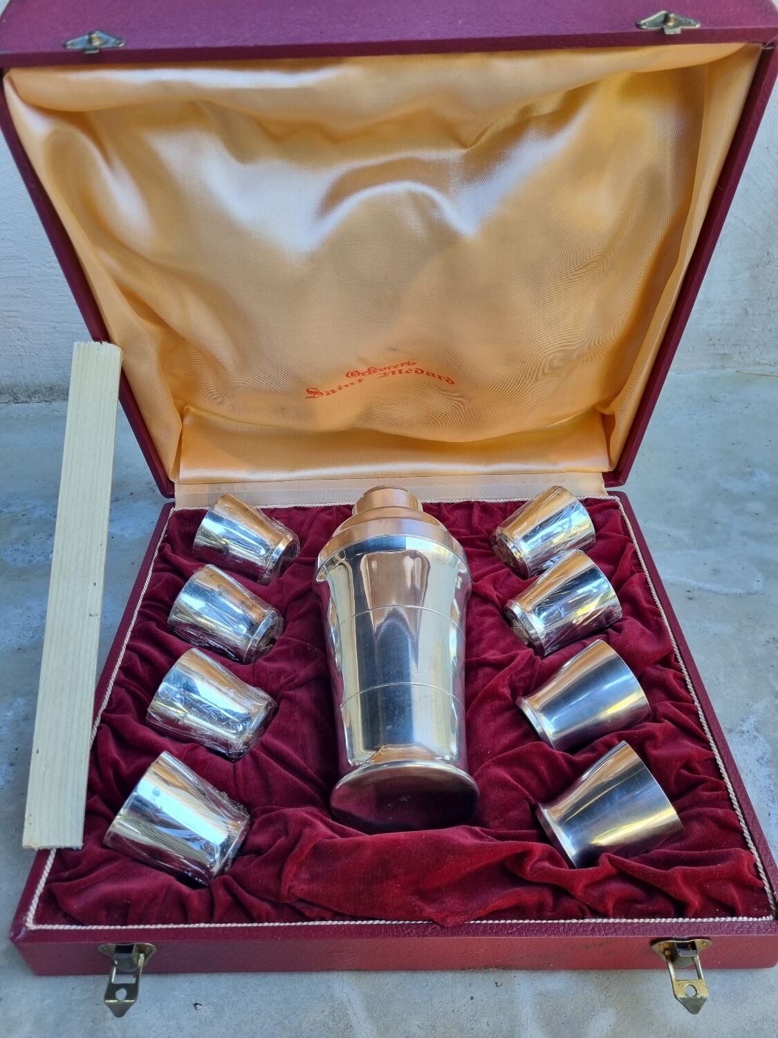 Shaker and 8 silver St Médard cups