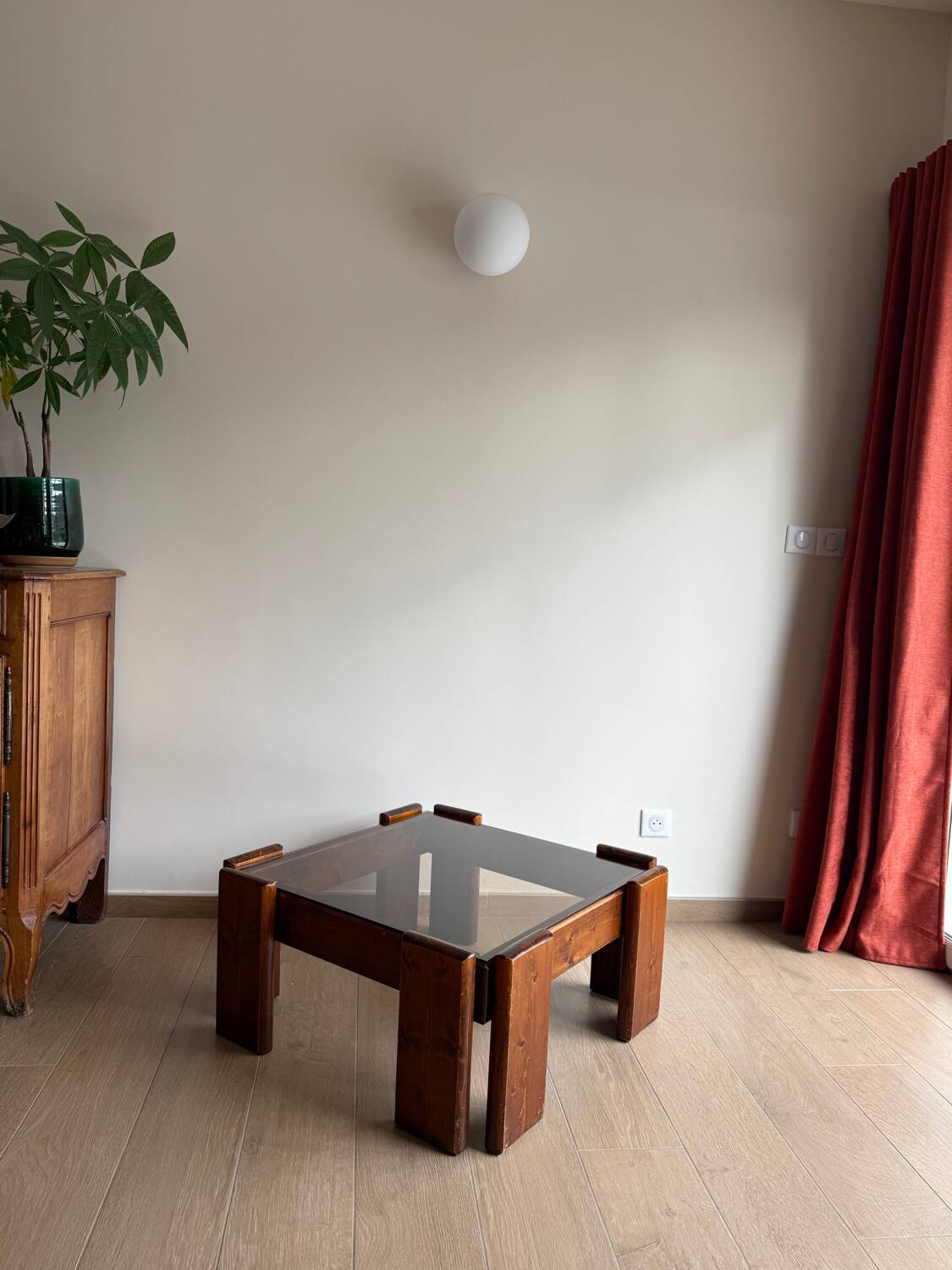 Square coffee table in solid wood and smoked glass – 70s