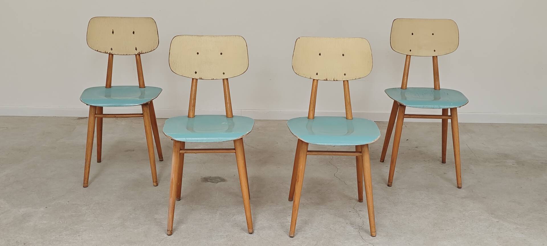 Lot de 4 chaises bois TON Bystrice ( Thonet ) bleu clair , lot 2