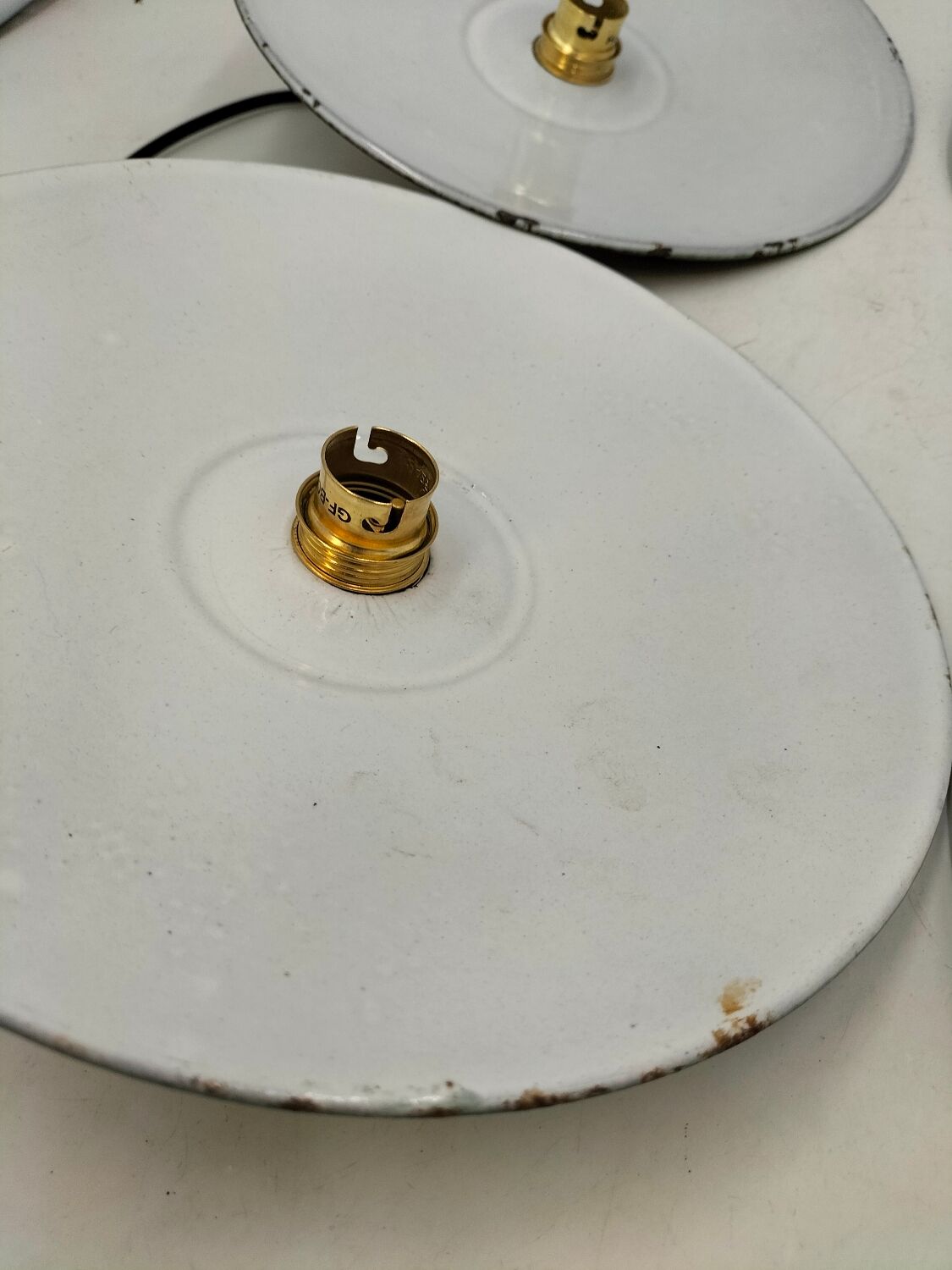Suspensions in enamelled sheets