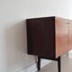 buffet danois vintage avec des tiroirs noirs et blancs