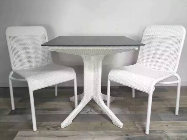 Chaise de jardin en résine tressée blanche