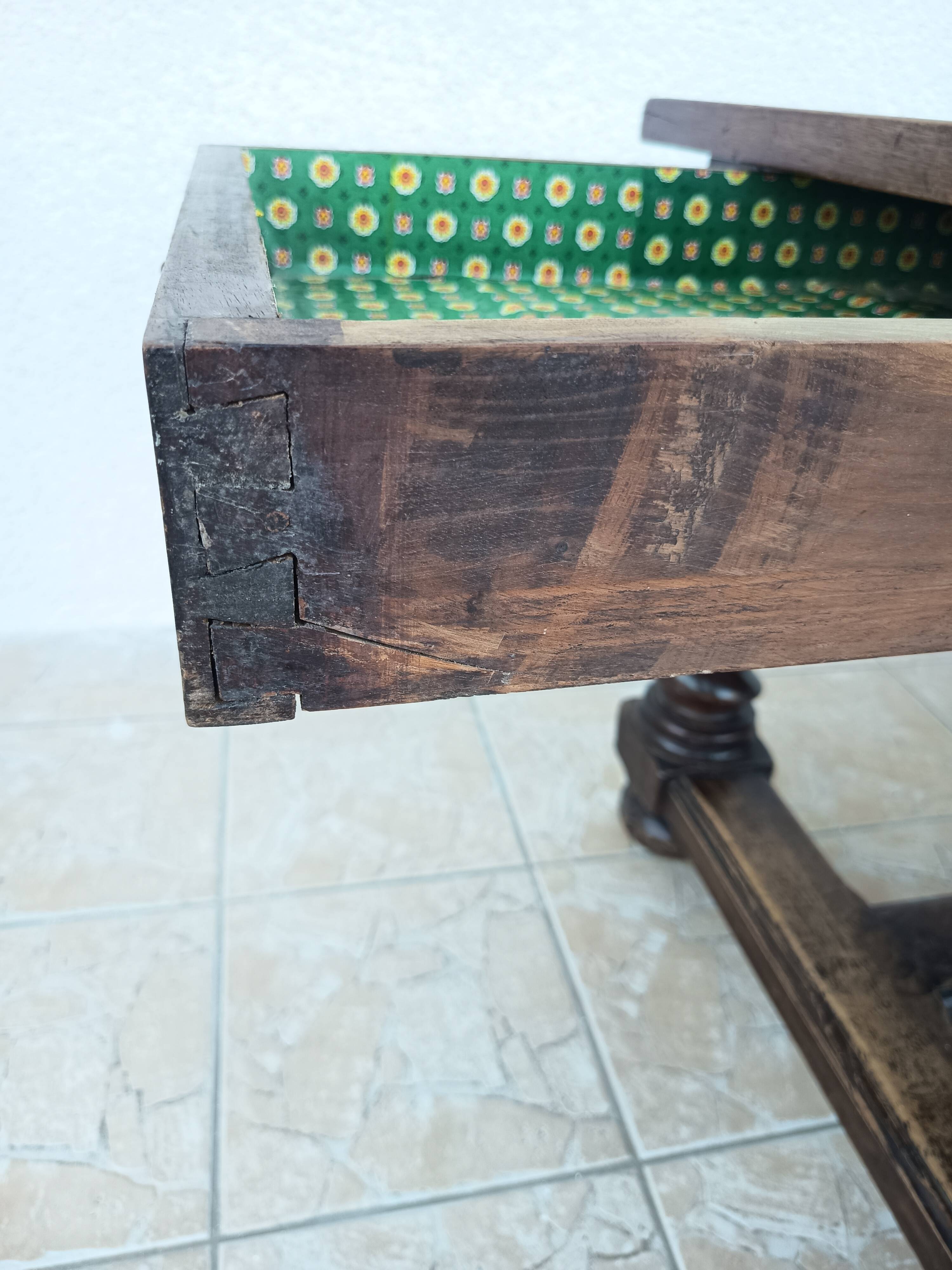 Louis XIII walnut table from the 19th century.