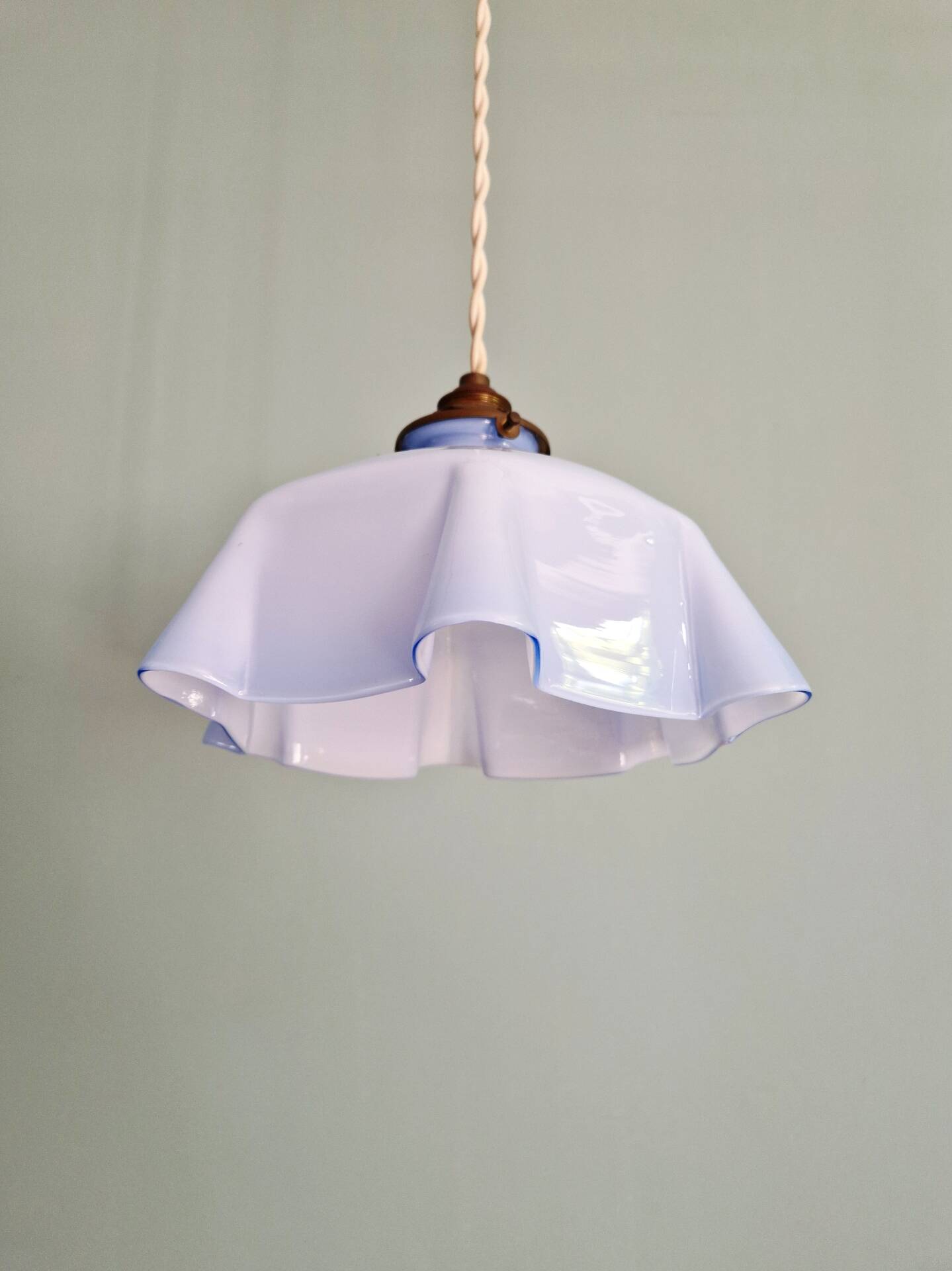 Art Deco suspension in pleated mauve opaline, 1920-30.